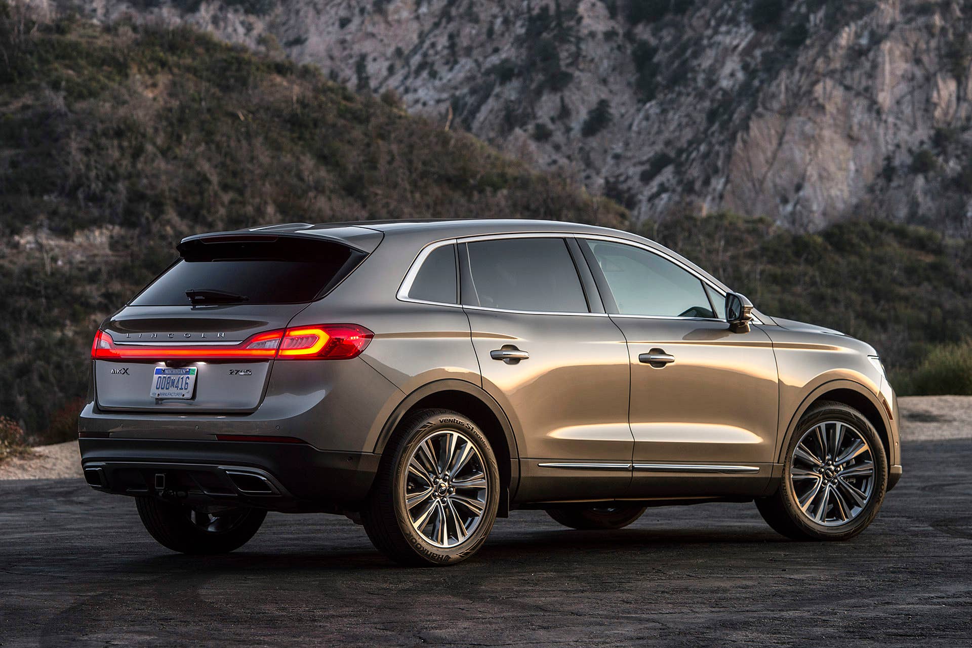 2016 Lincoln MKX rear 3/4 view