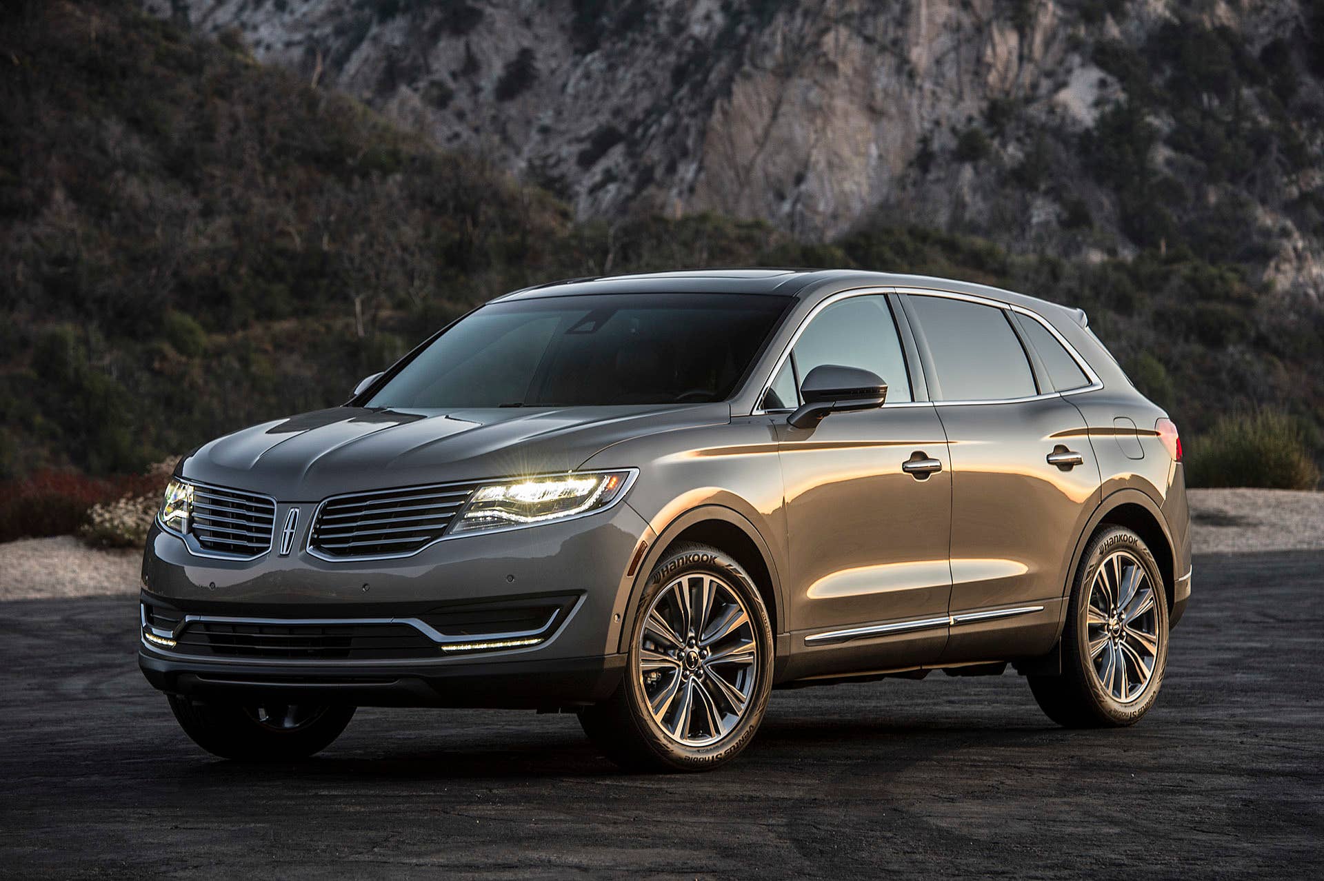 2016 Lincoln MKX front 3/4 view