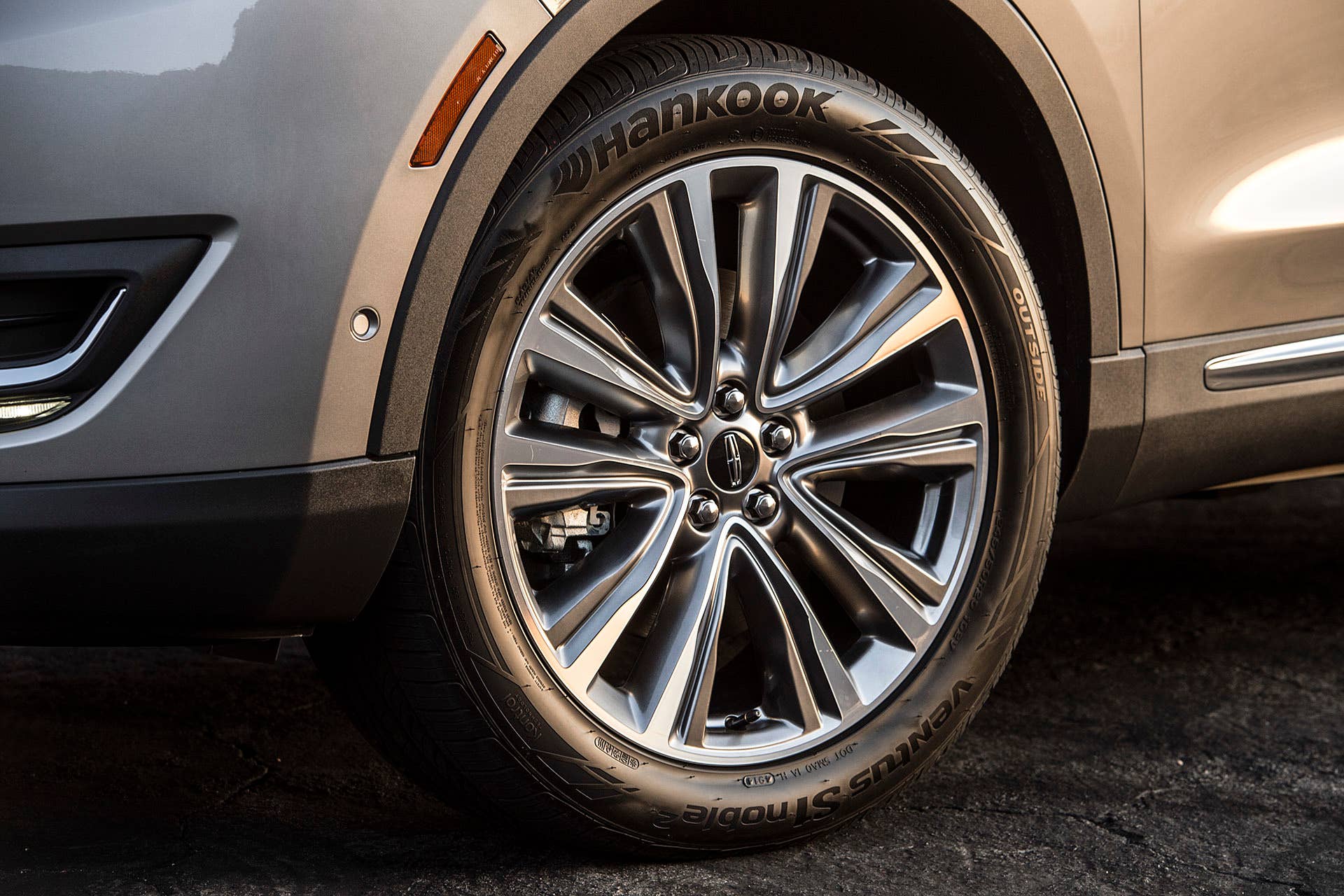 2016 Lincoln MKX wheel