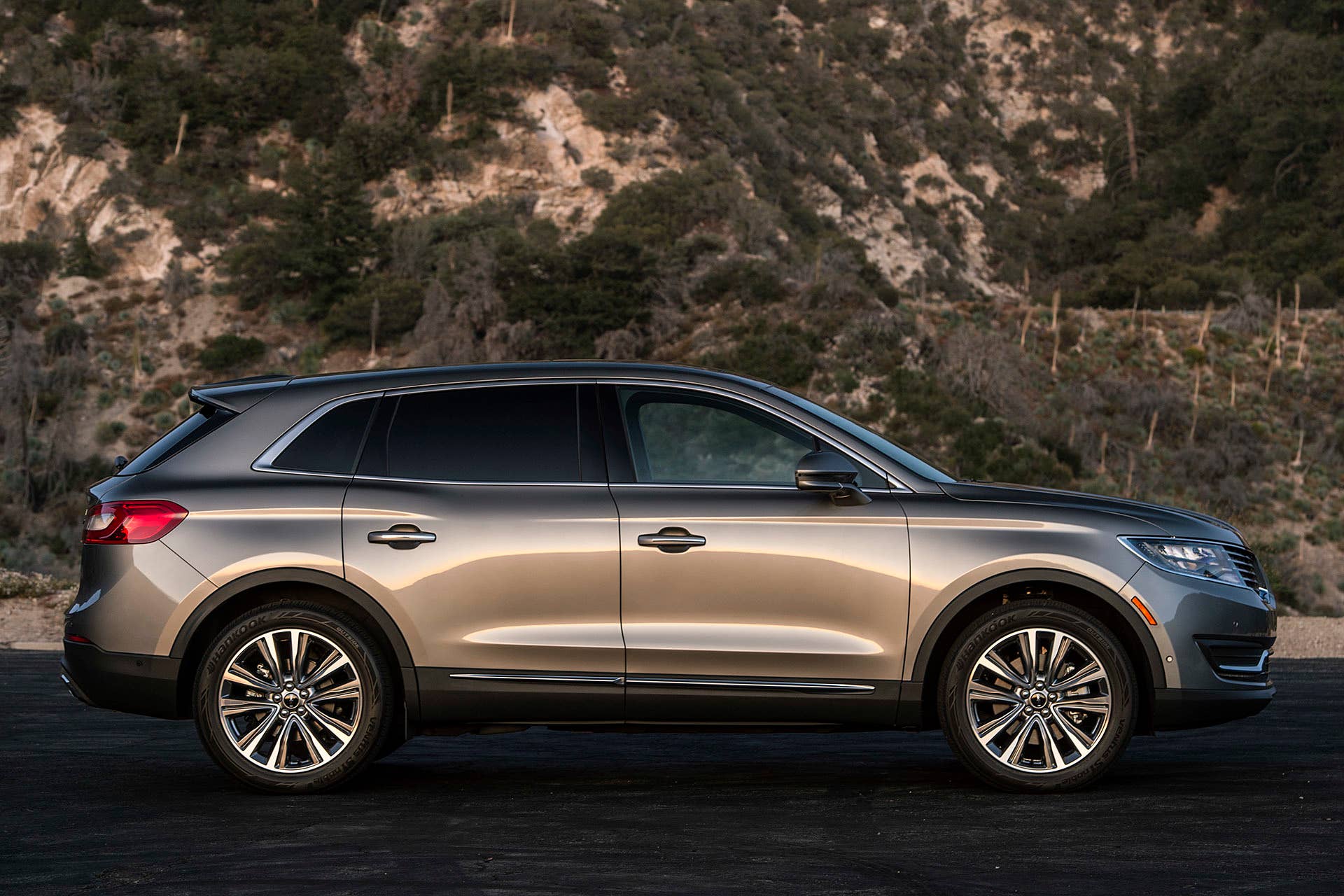 2016 Lincoln MKX side view