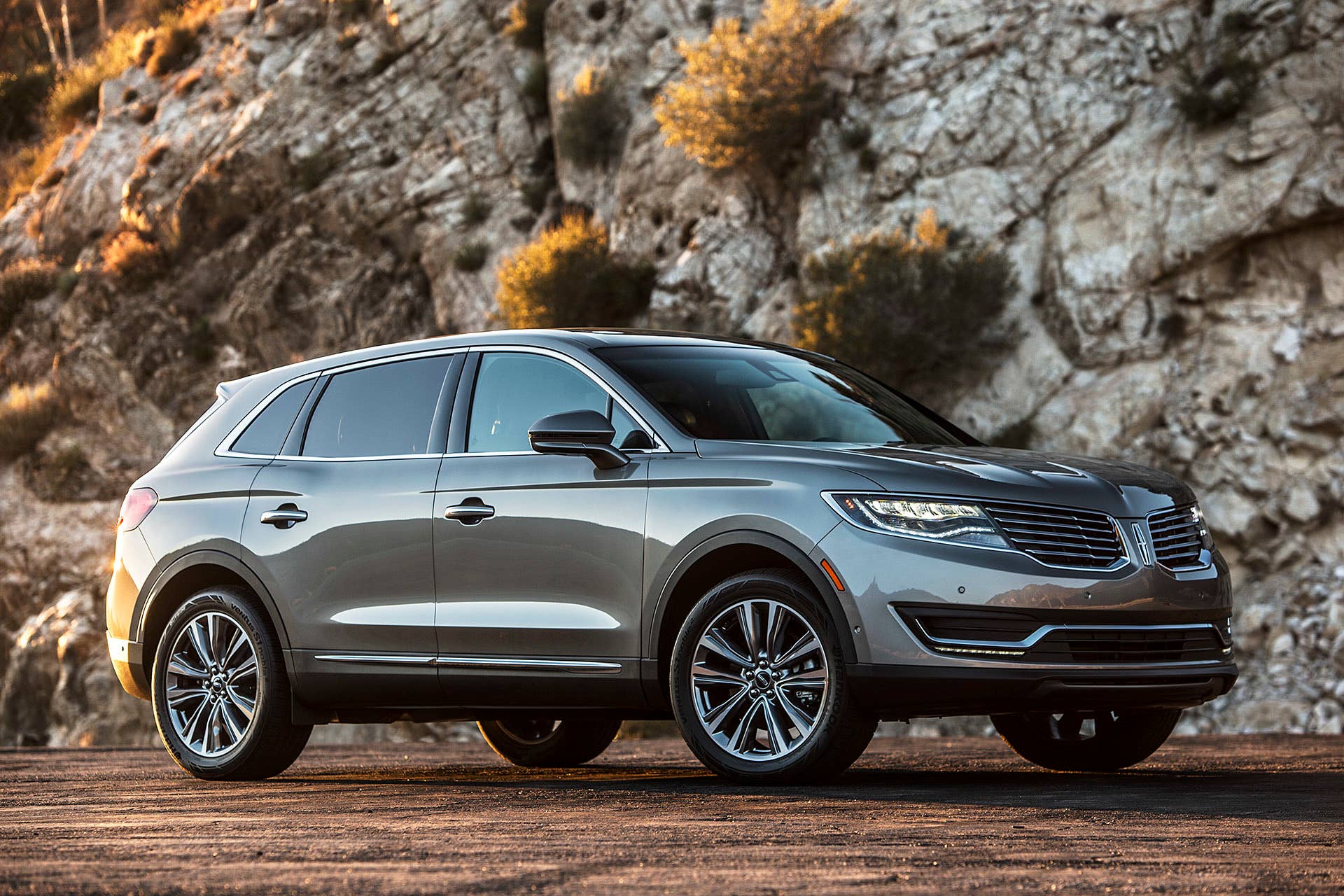 2016 Lincoln MKX front 3/4 view
