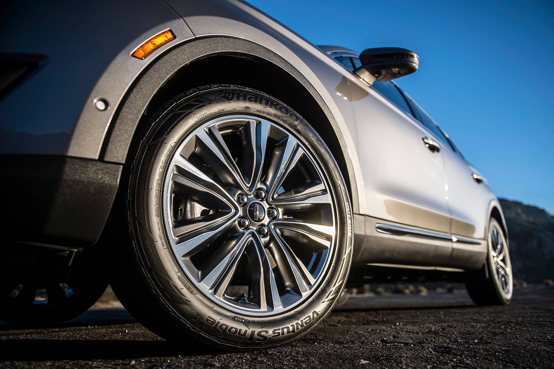 2016 Lincoln MKX wheel
