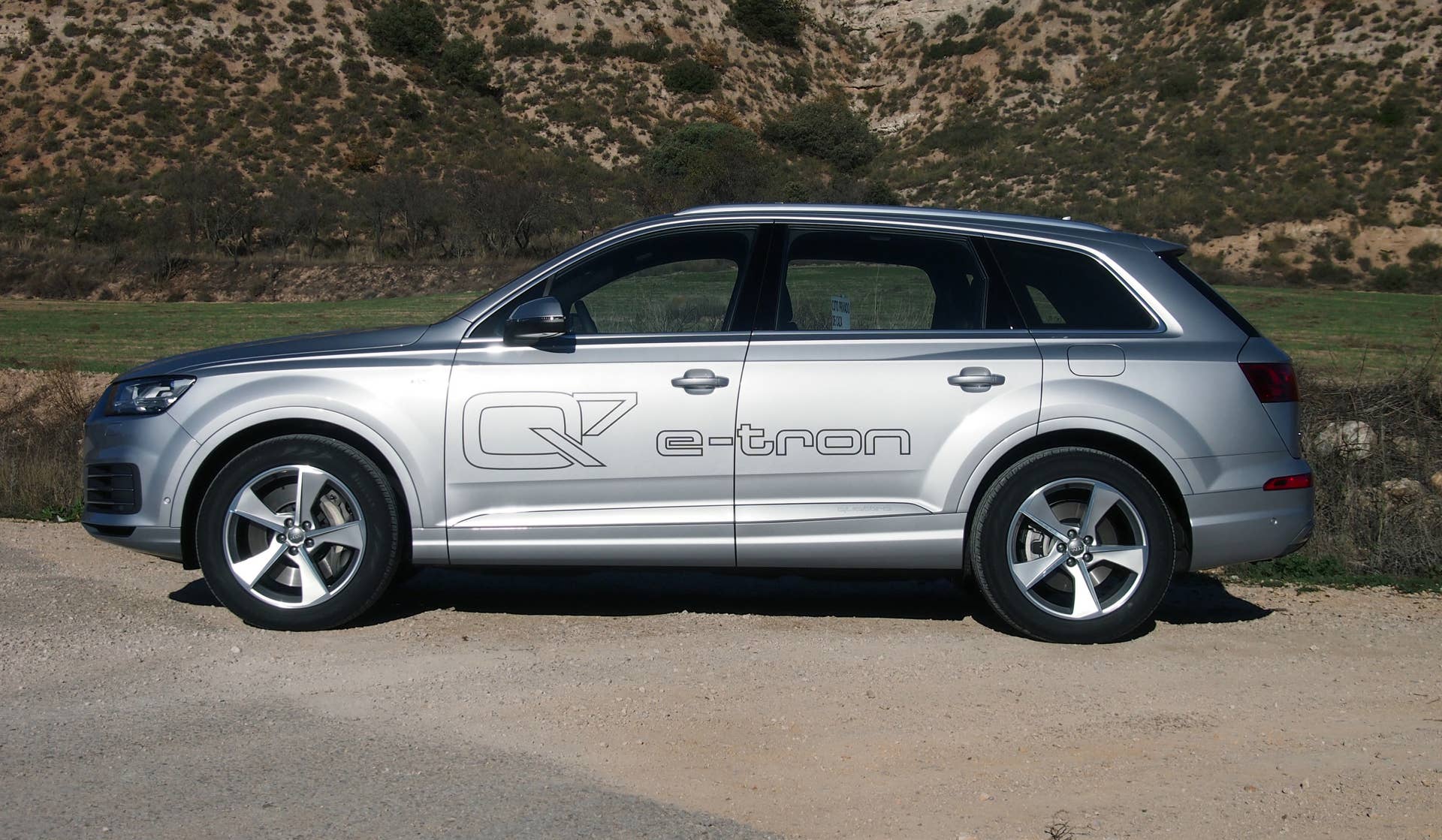 Audi Q7 E-Tron 3.0 TDI Quattro side profile