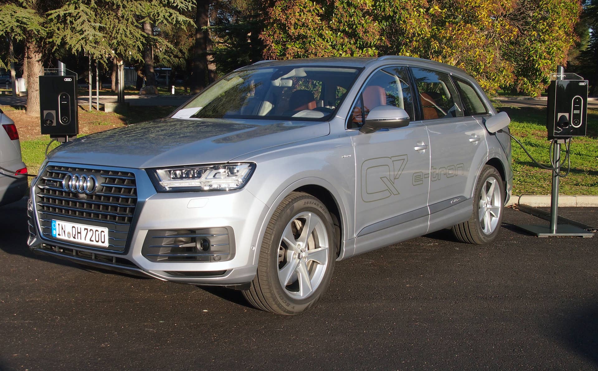 Audi Q7 E-Tron 3.0 TDI Quattro front 3/4 with charging pole