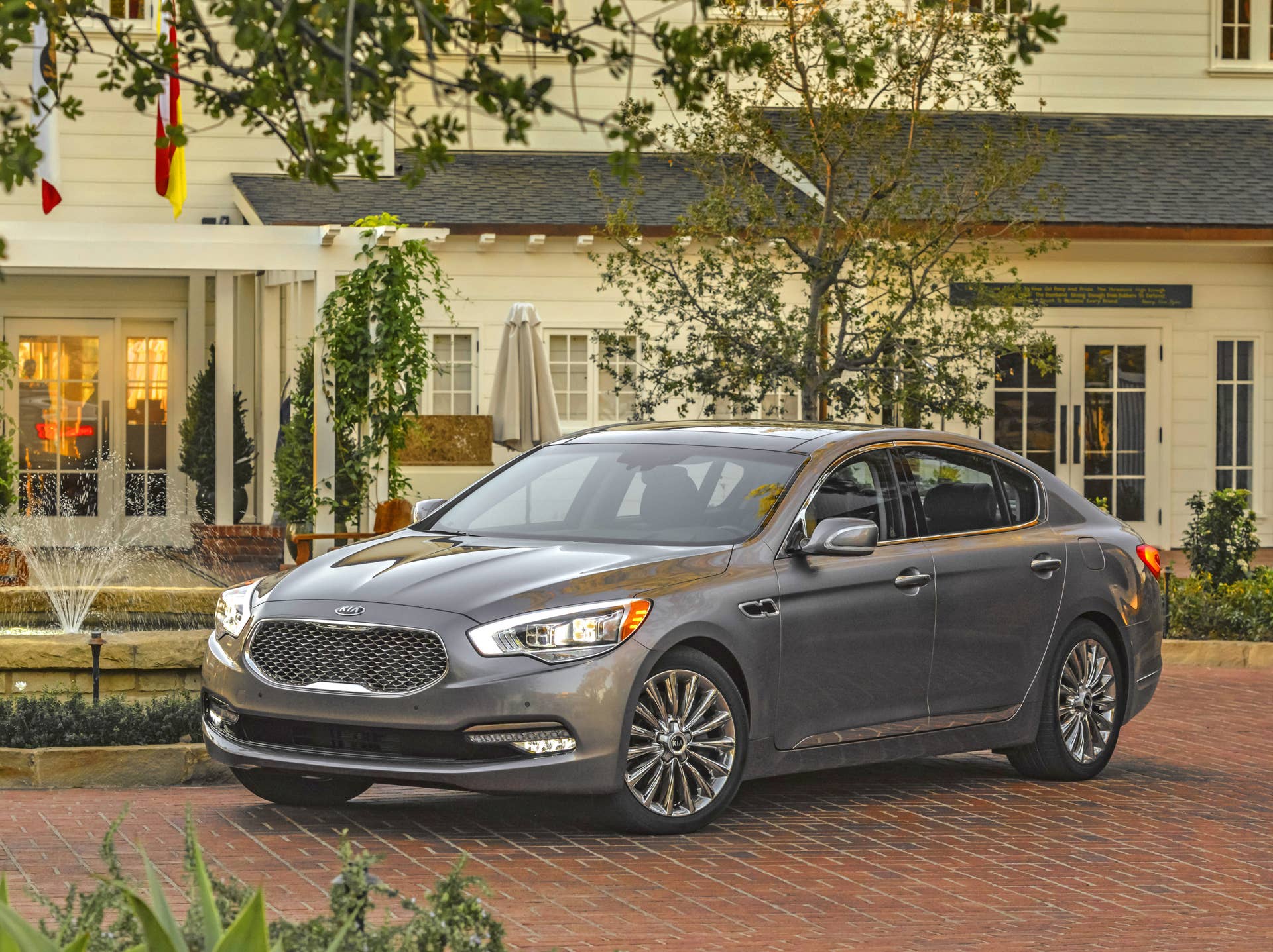 2016 Kia K900 front 3/4 static driveway