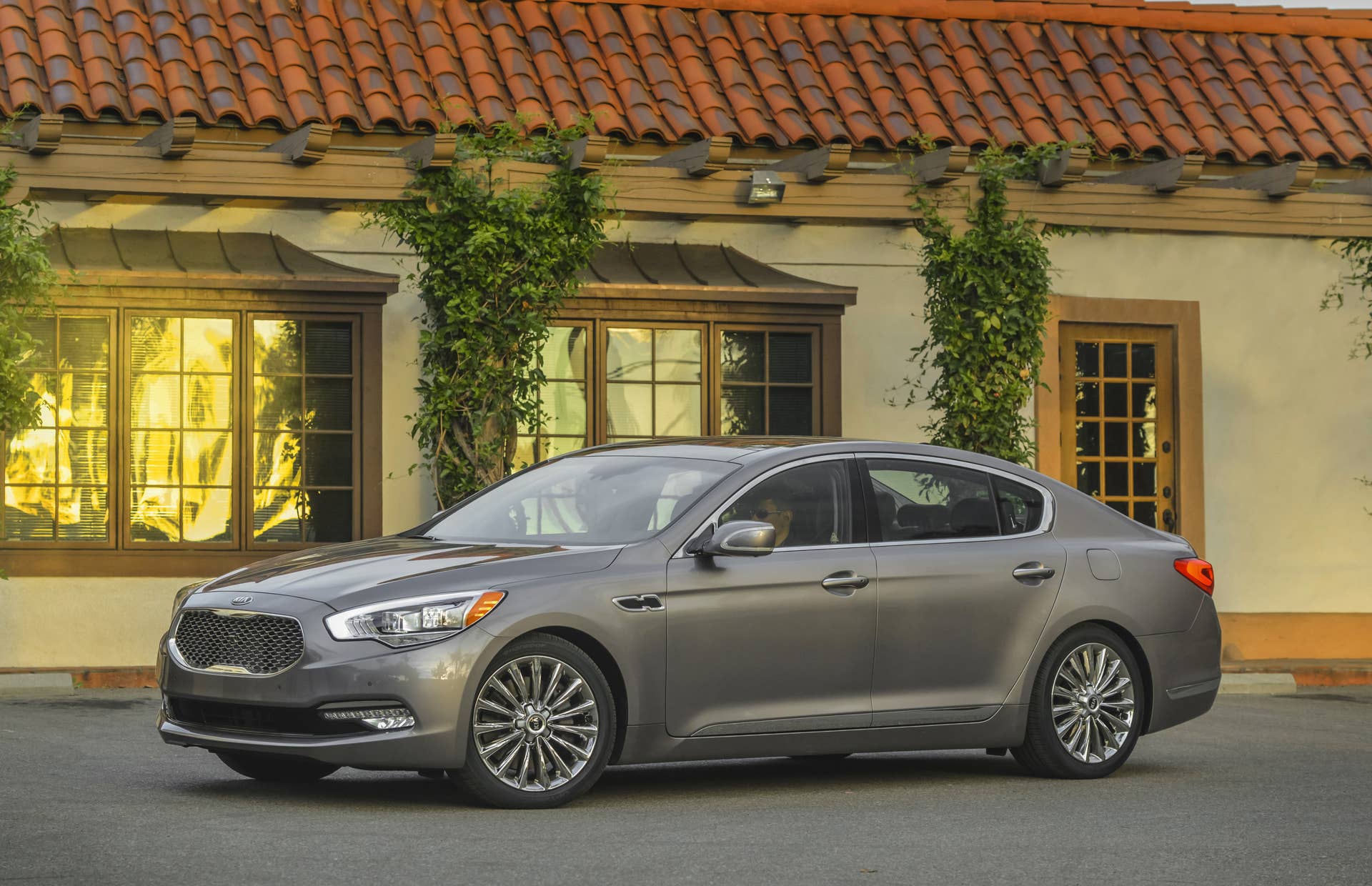 2016 Kia K900 front 3/4 building