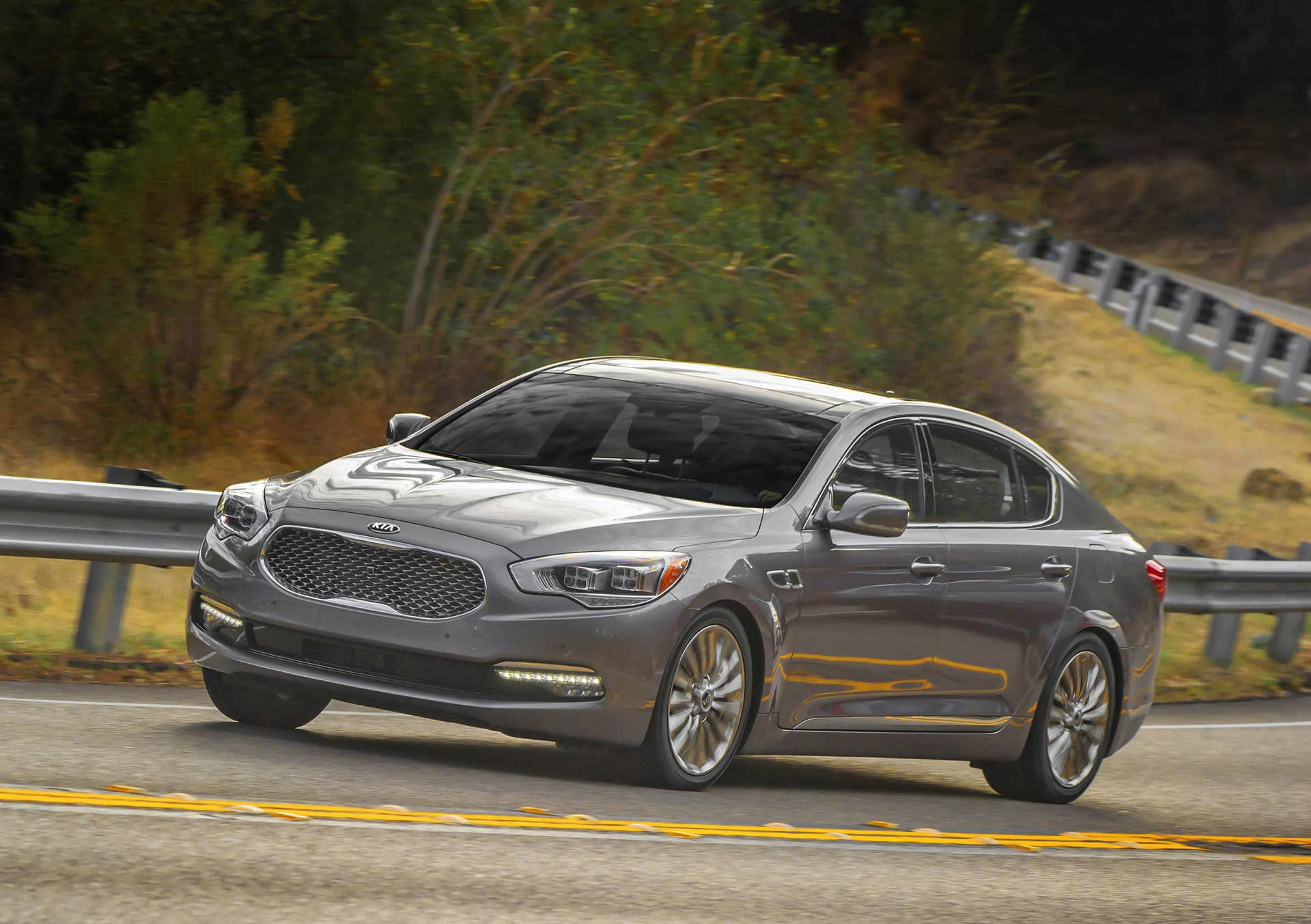2016 Kia K900 front 3/4 motion