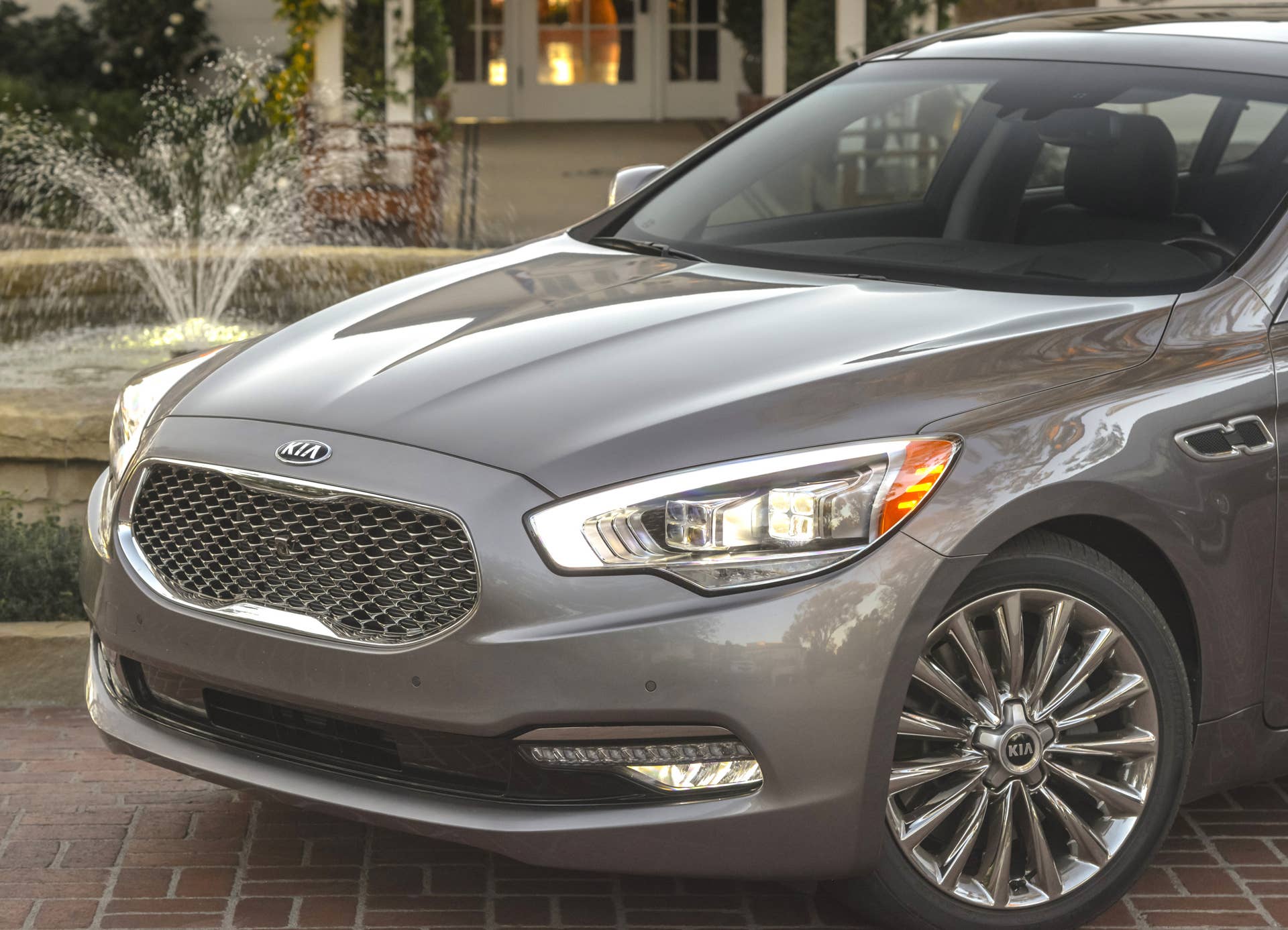 2016 Kia K900 front detail