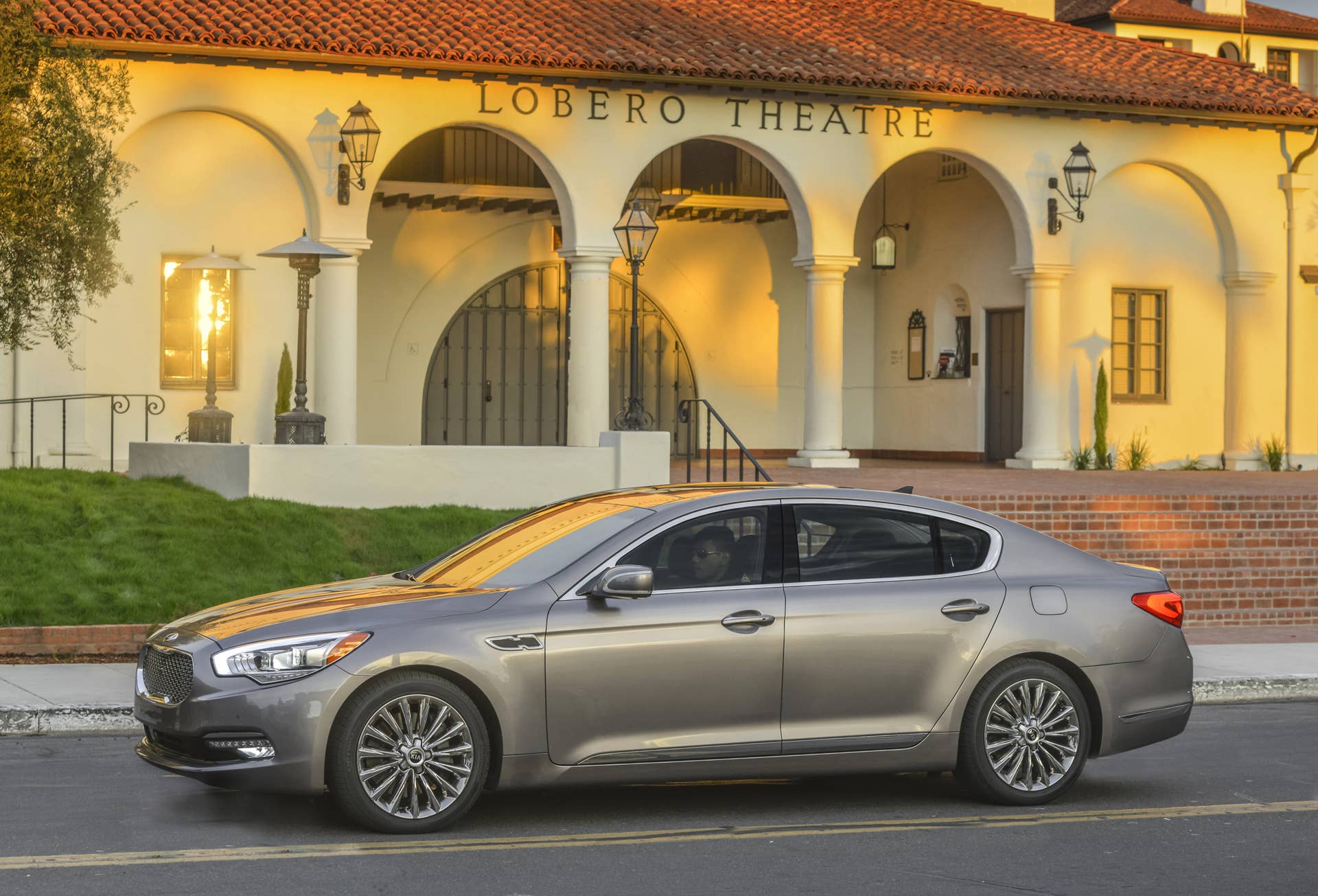 2016 Kia K900 front 3/4 theater
