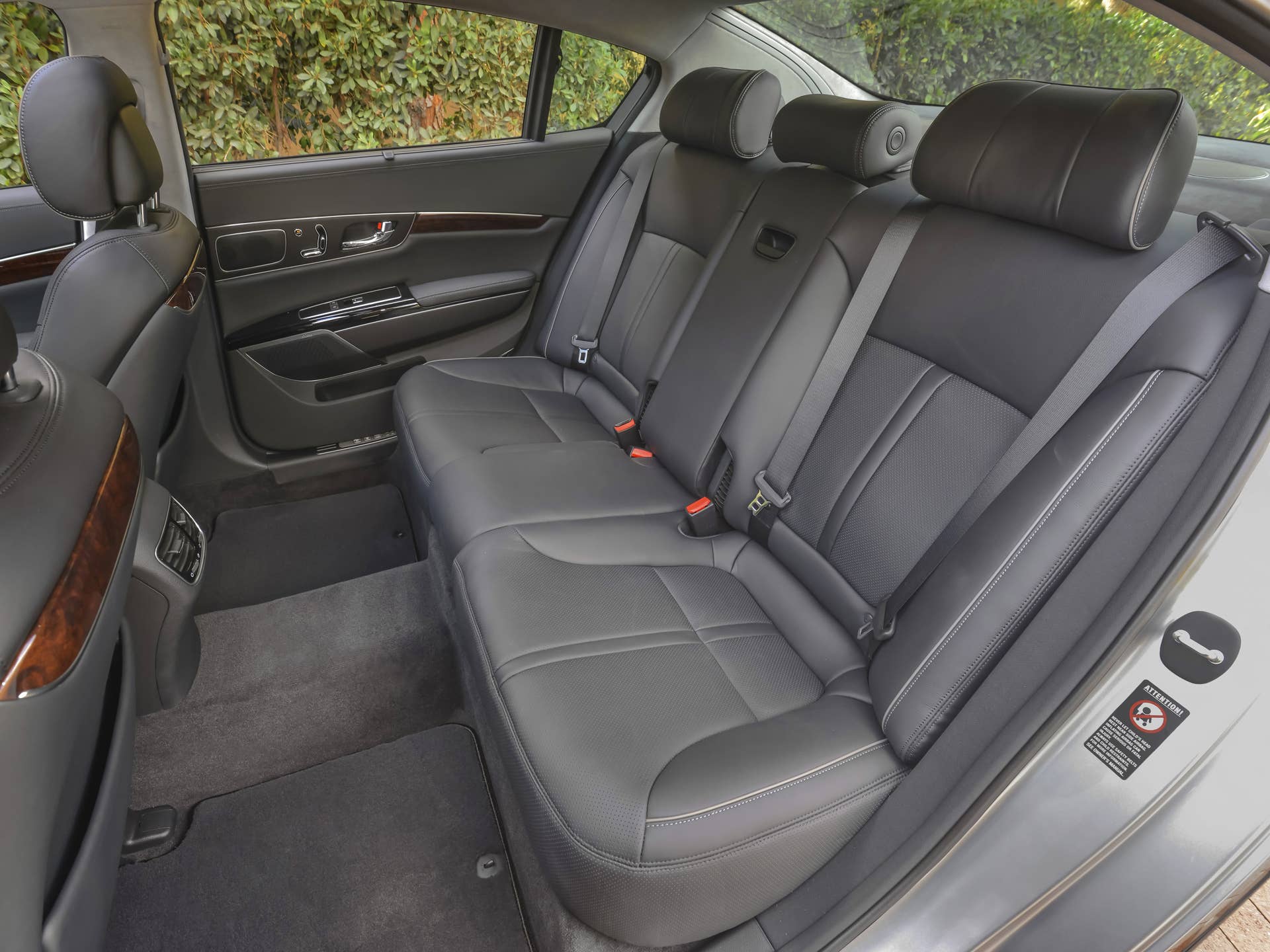 2016 Kia K900 interior black rear