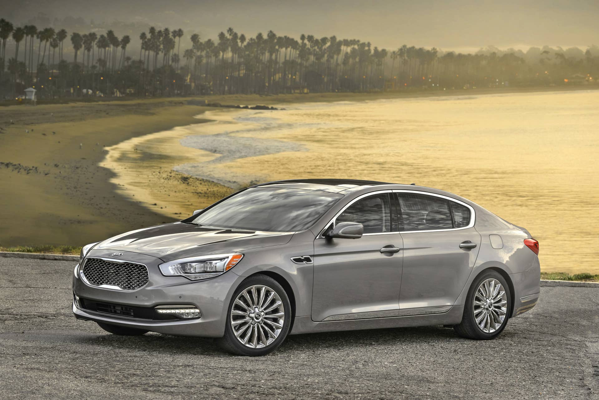 2016 Kia K900 front 3/4 static beach