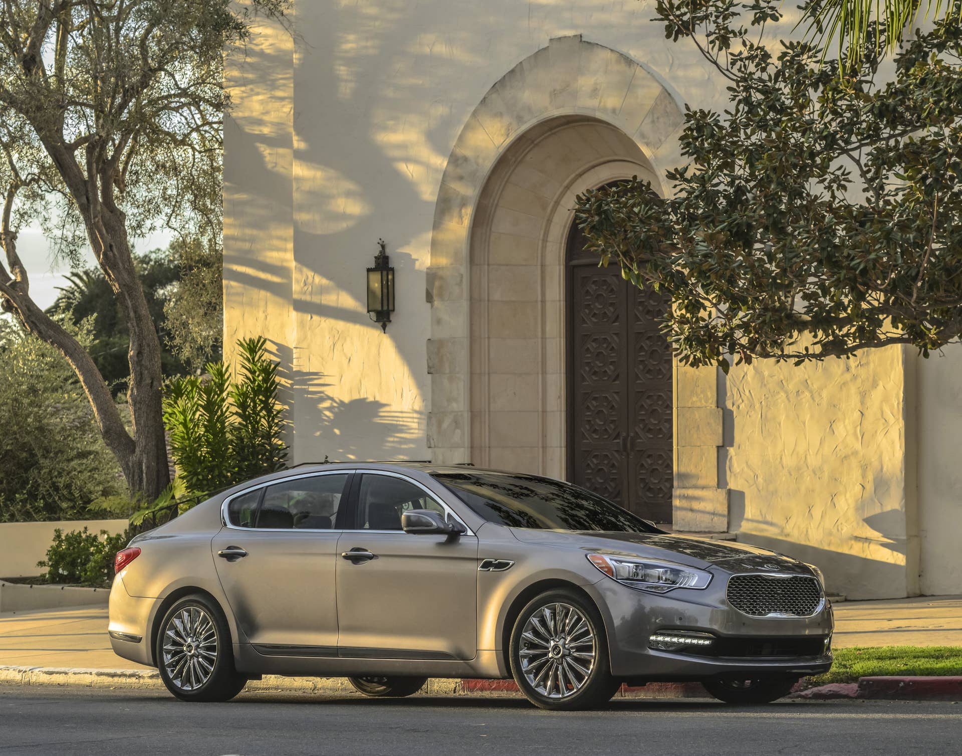 2016 Kia K900 parked