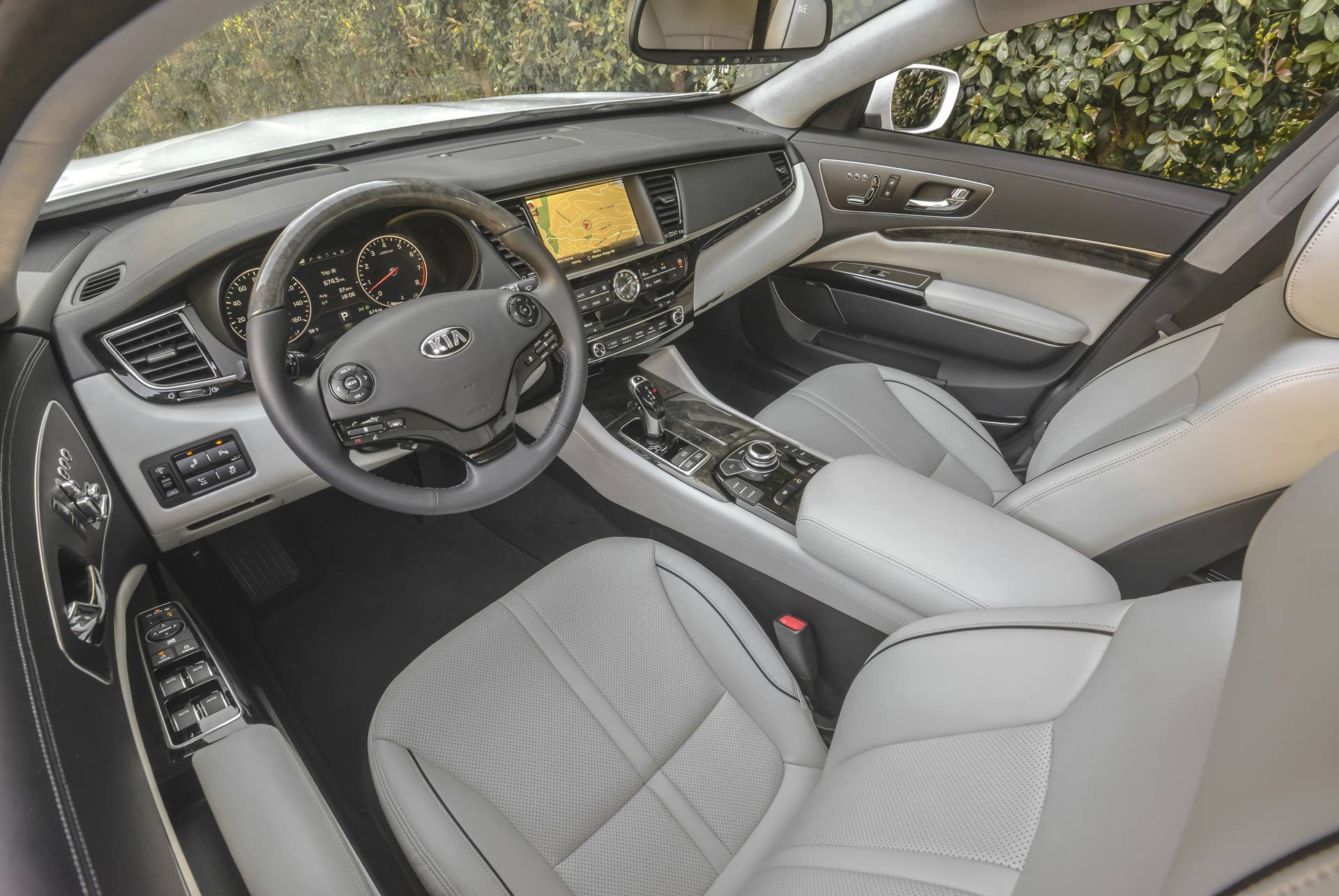 2016 Kia K900 interior
