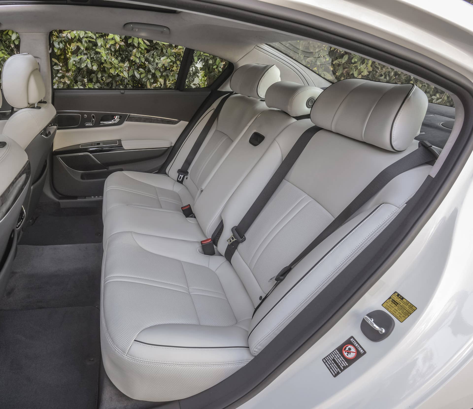2016 Kia K900 cabin