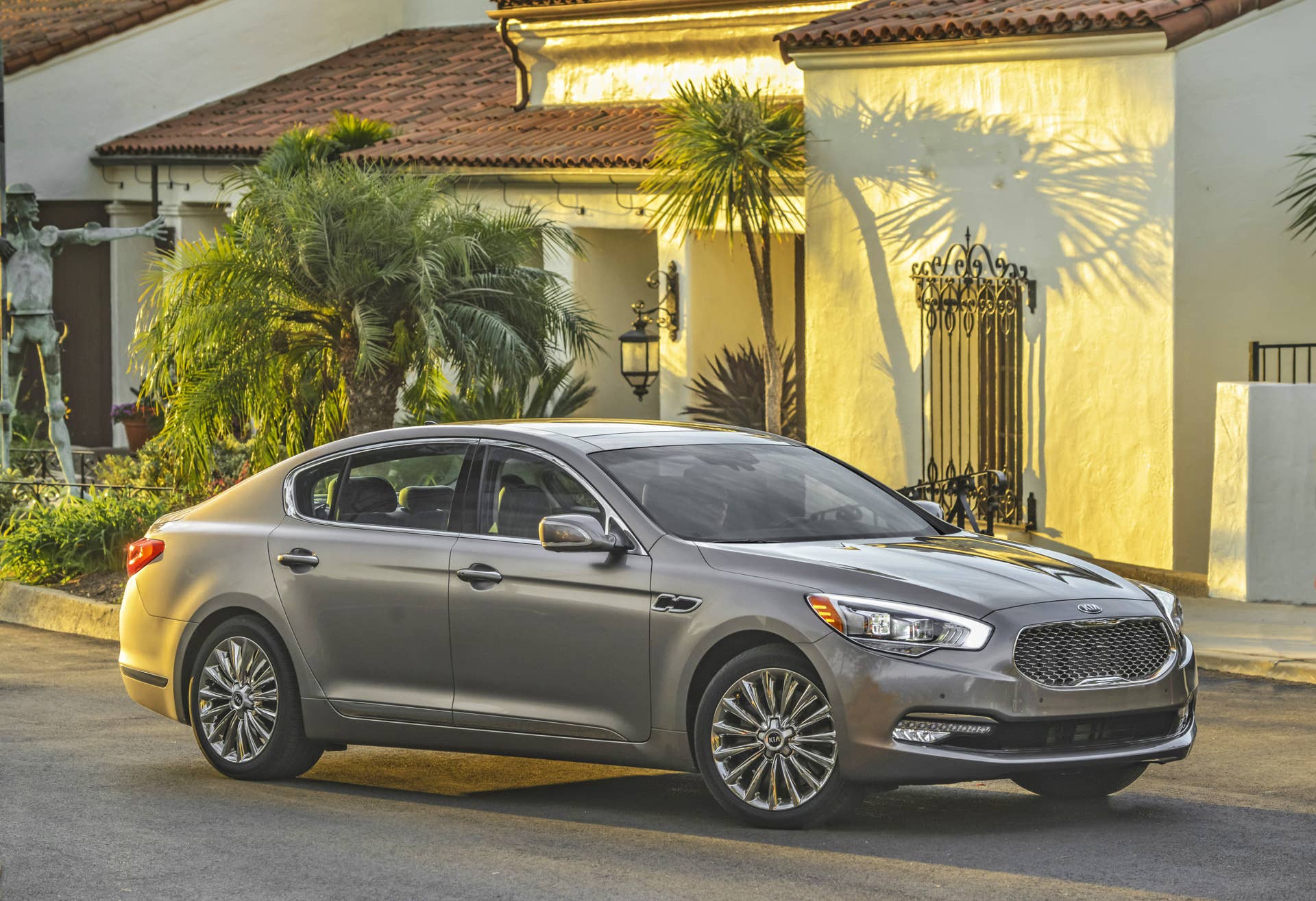 2016 Kia K900 front 3/4 static road house