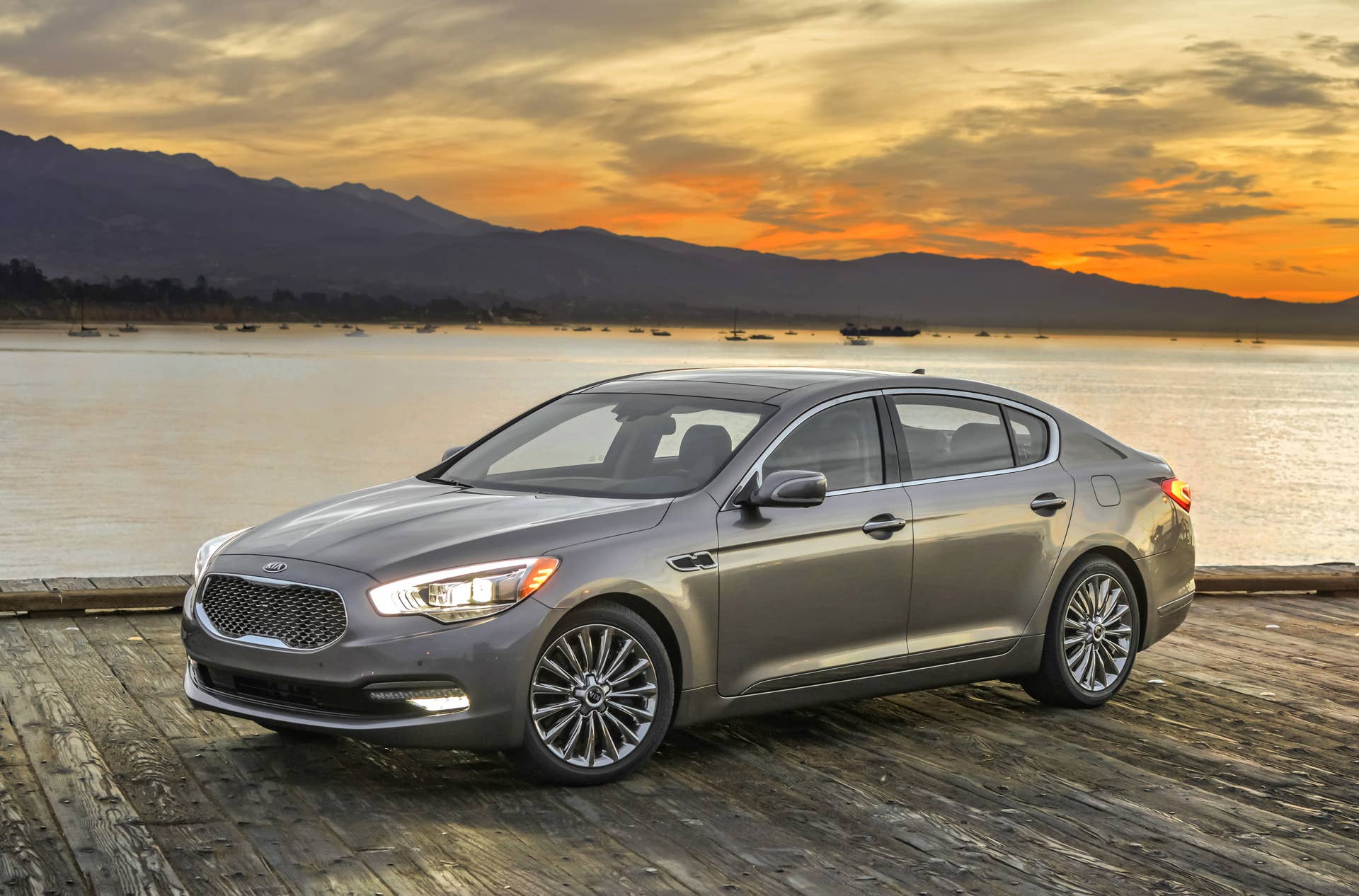 2016 Kia K900 front 3/4 static dock