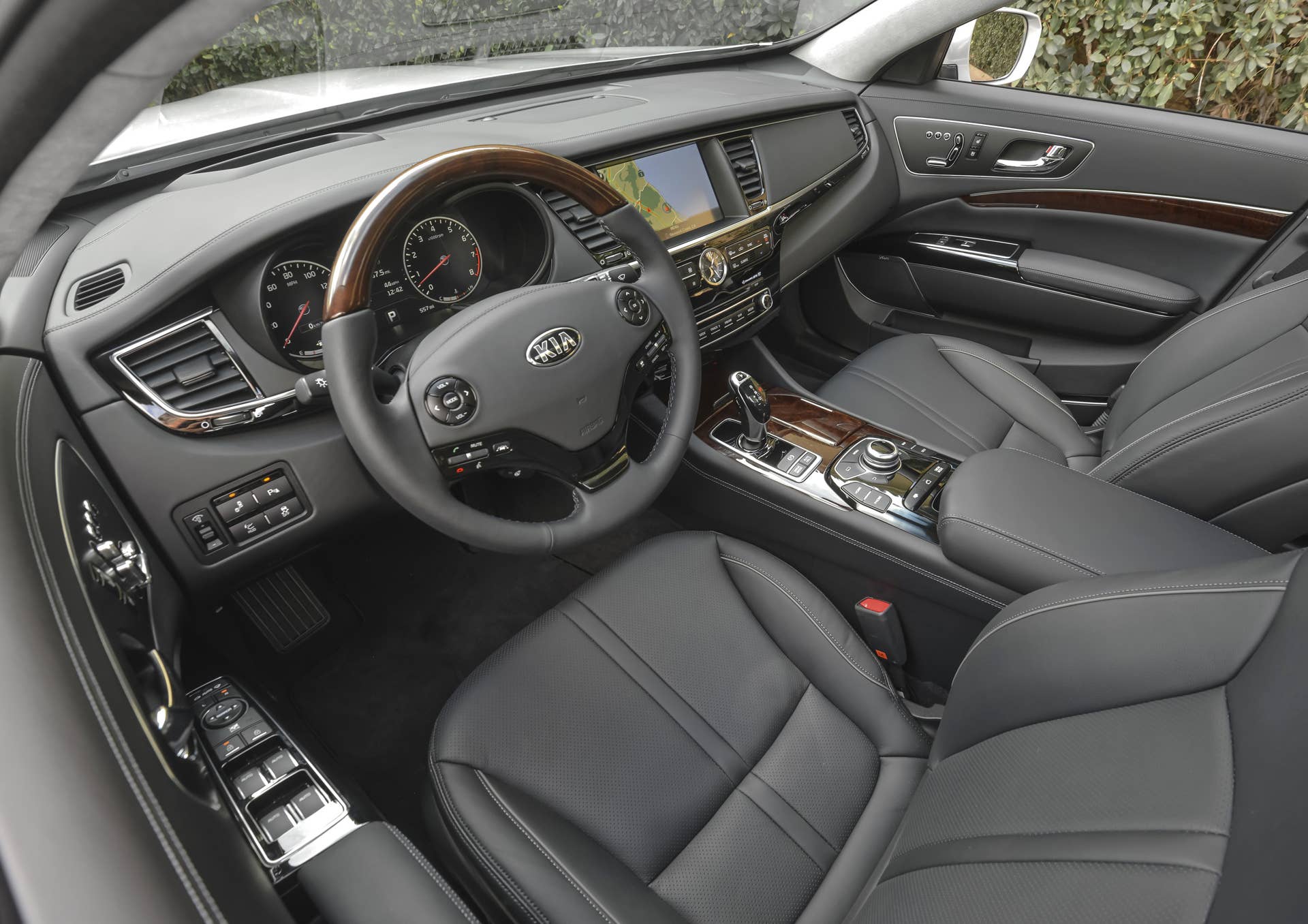 2016 Kia K900 interior black