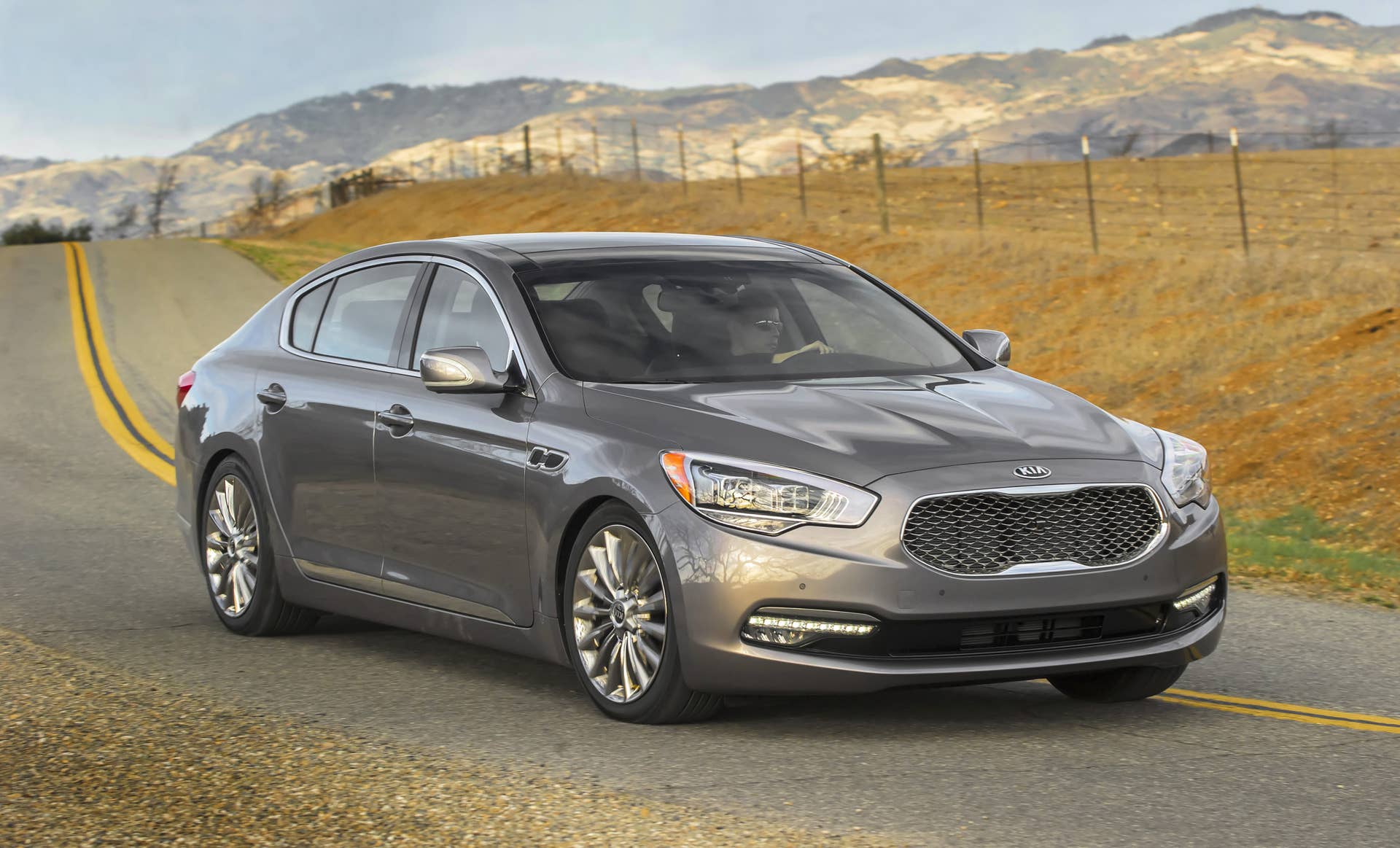 2016 Kia K900 static road