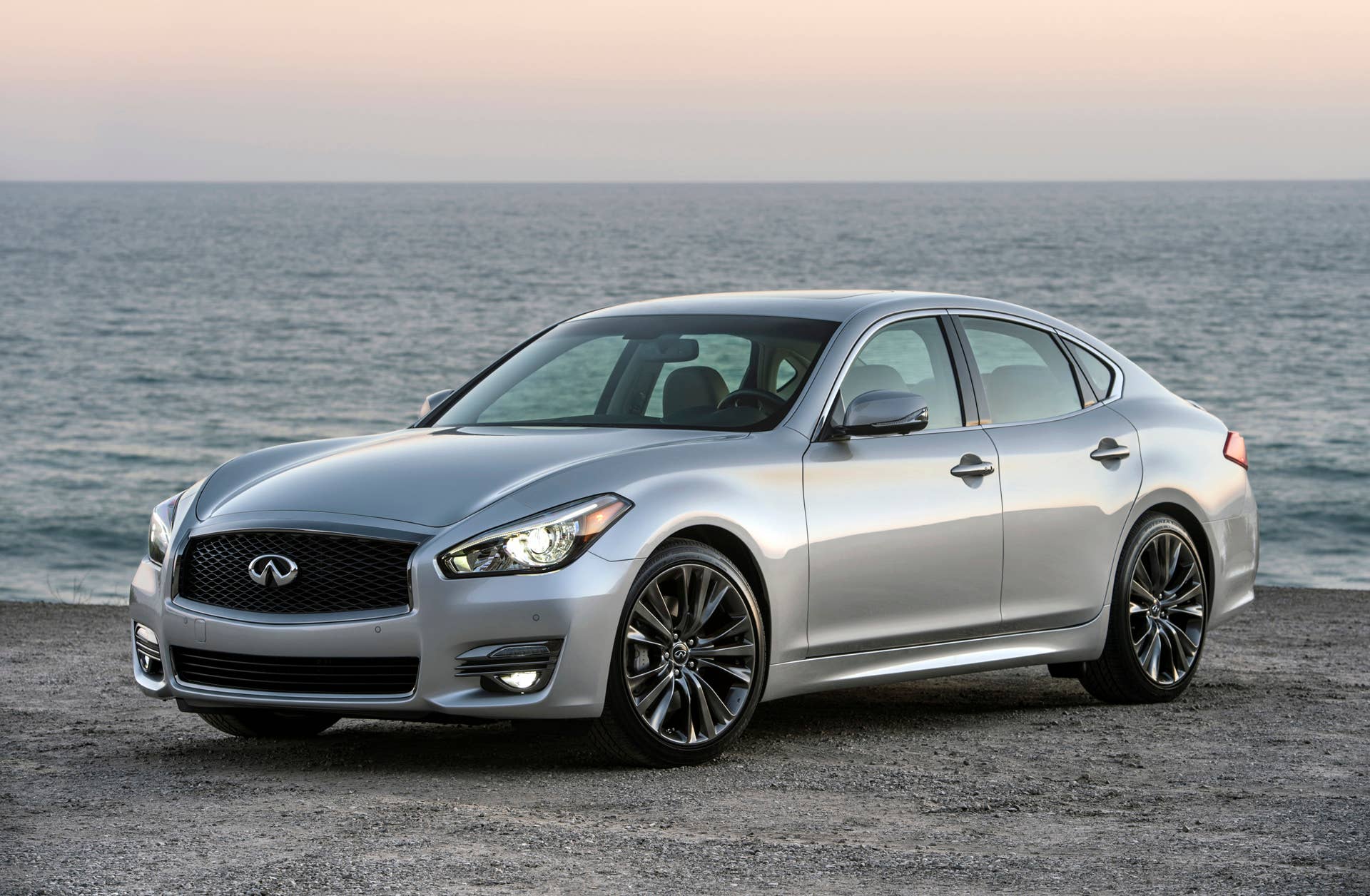 The 2016 Infiniti Q70 Premium Select Edition's exterior offers dark chrome trim, a darkened lower rear bumper, a rear decklid spoiler and unique design and color 20-inch aluminum-alloy wheels with 245/40R20 all-season performance tires. The interior of the Q70 Premium Select Edition is highlighted by unique Graphite or Stone semi-aniline leather seating, suede-like headliner, aluminum interior trim, illuminated kickplates and floor mats with contrasting piping.