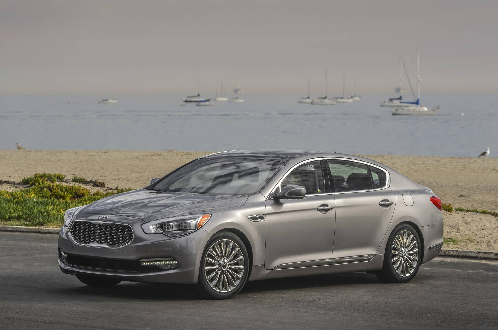 2016 Kia K900 front 3/4 static sea shore