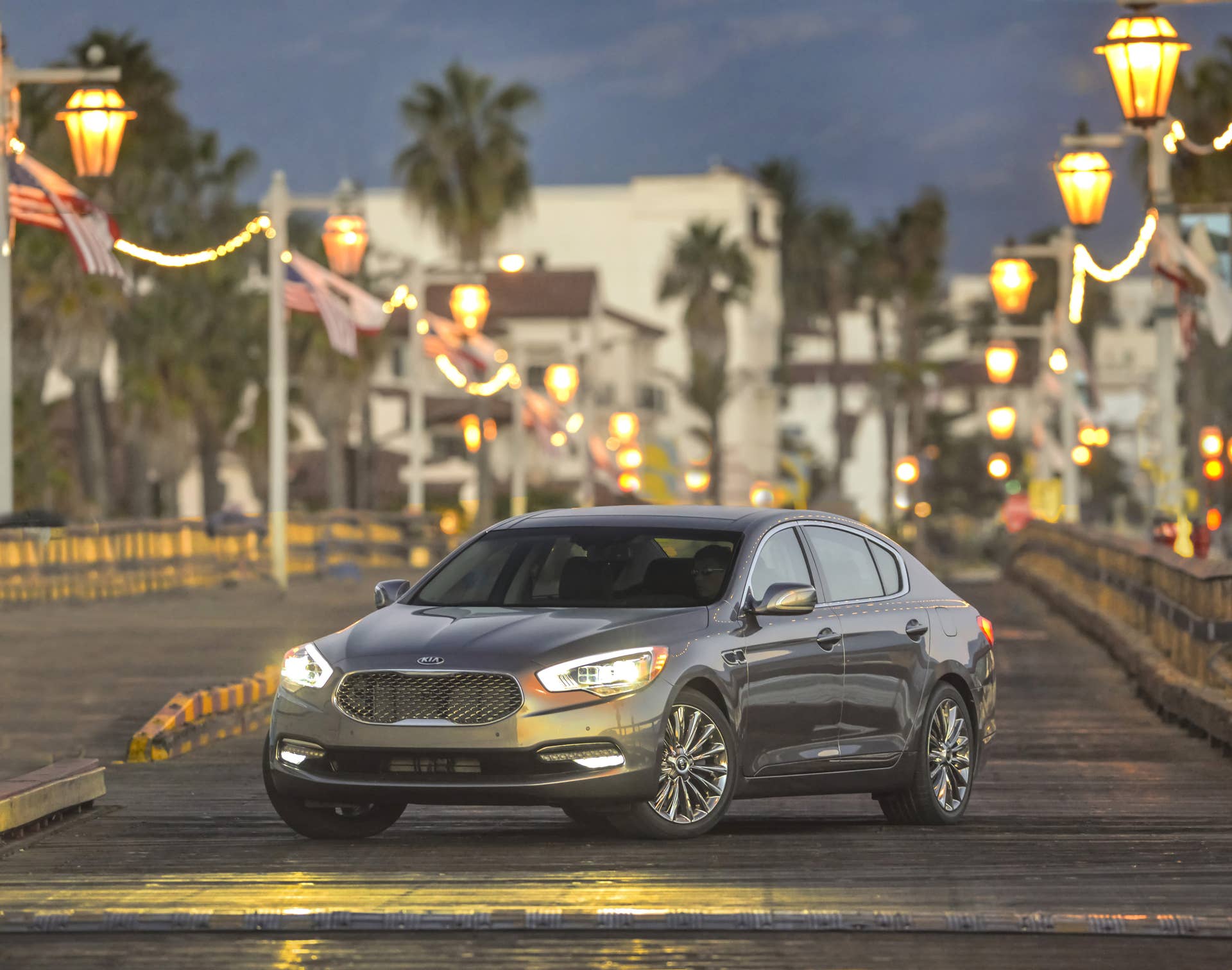 2016 Kia K900 front 3/4 static bridge