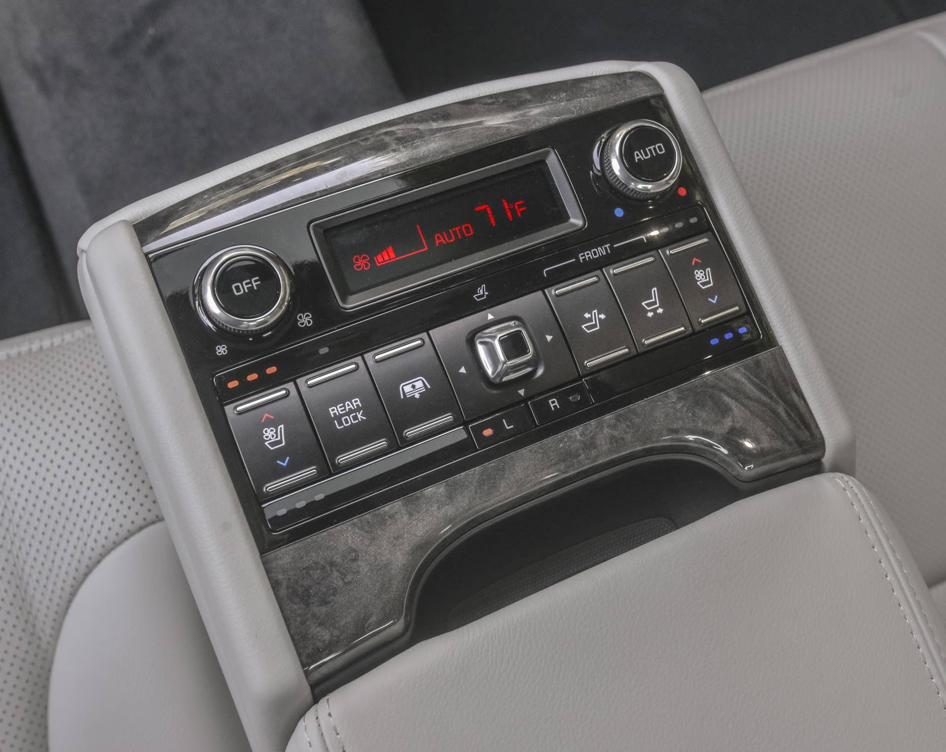 2016 Kia K900 switches