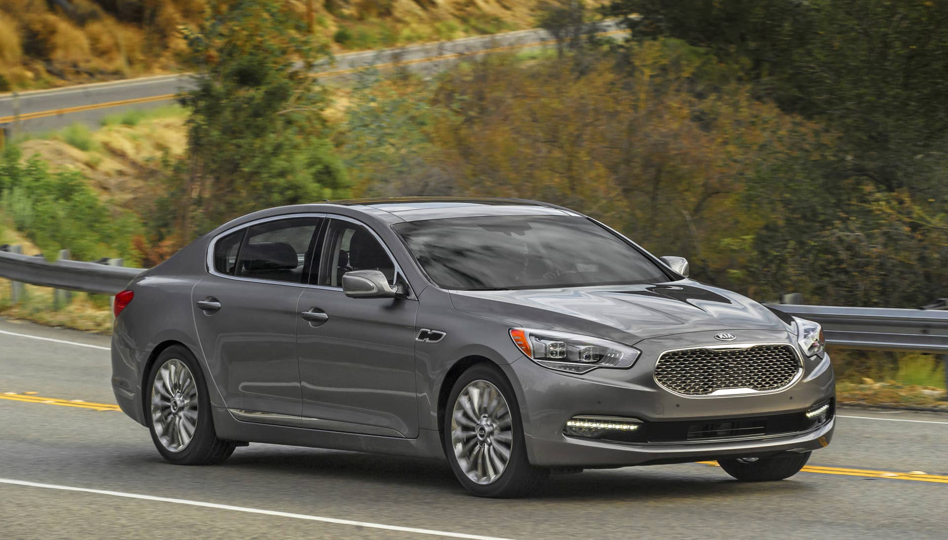 2016 Kia K900 front 3/4 moving