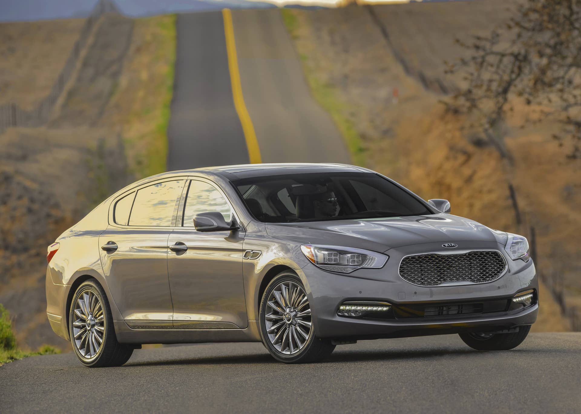 2016 Kia K900 front 3/4 static road
