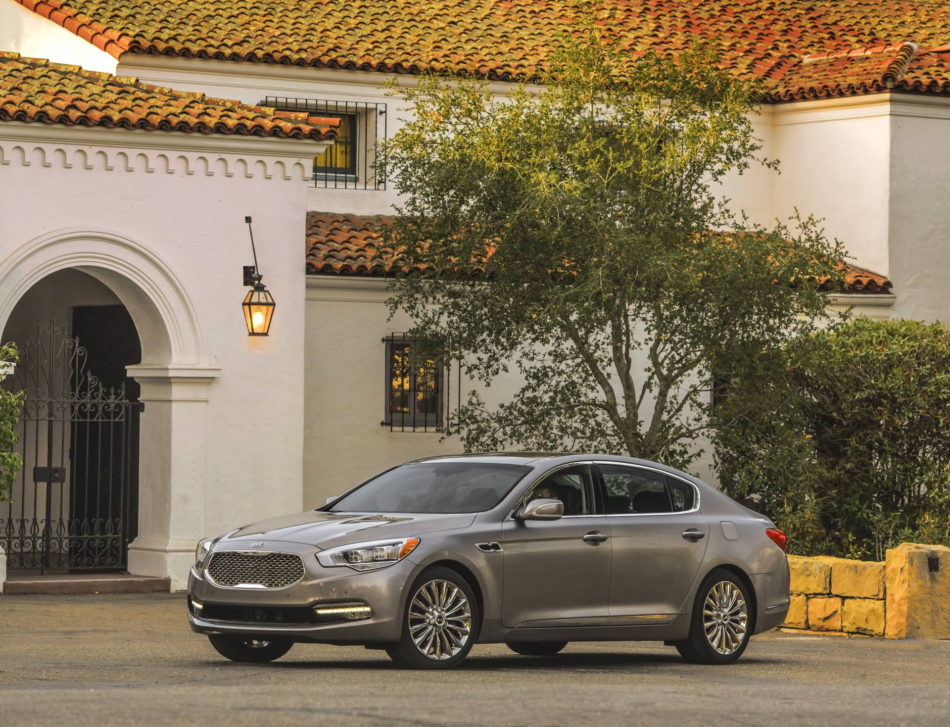 2016 Kia K900 front 3/4 static house
