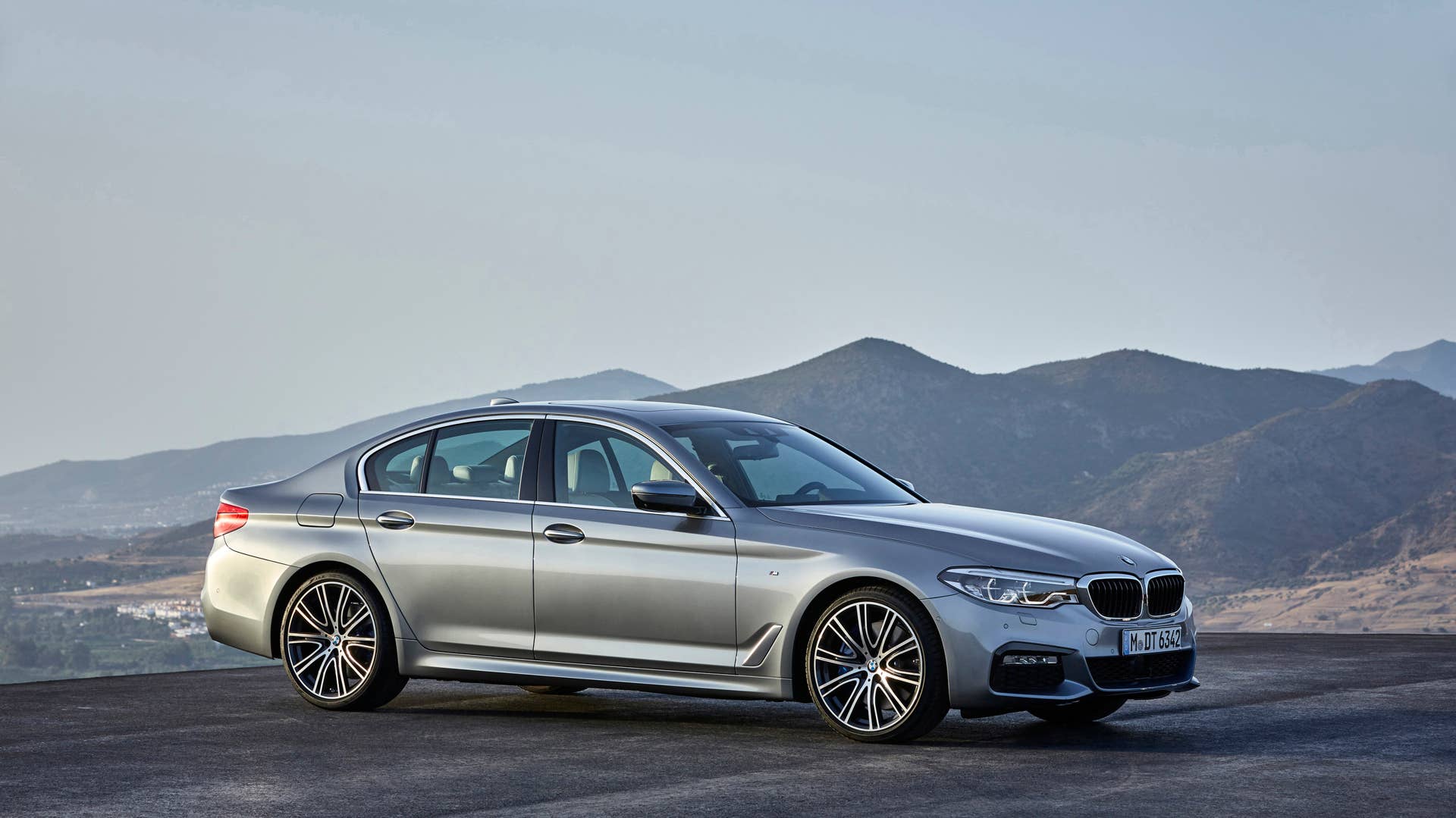 2017 BMW 5 Series front 3/4 2