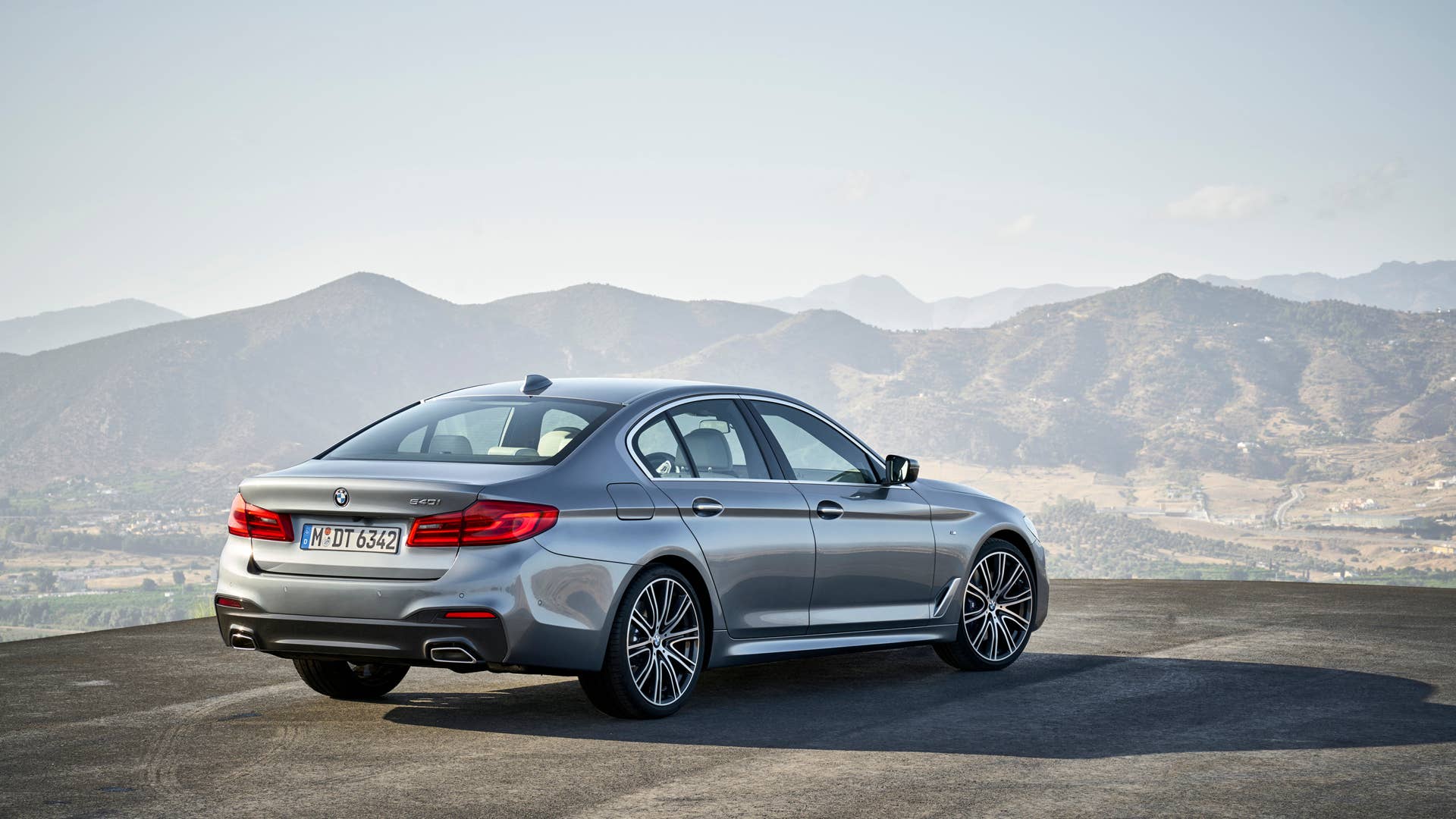2017 BMW 5 Series rear 3/4 2