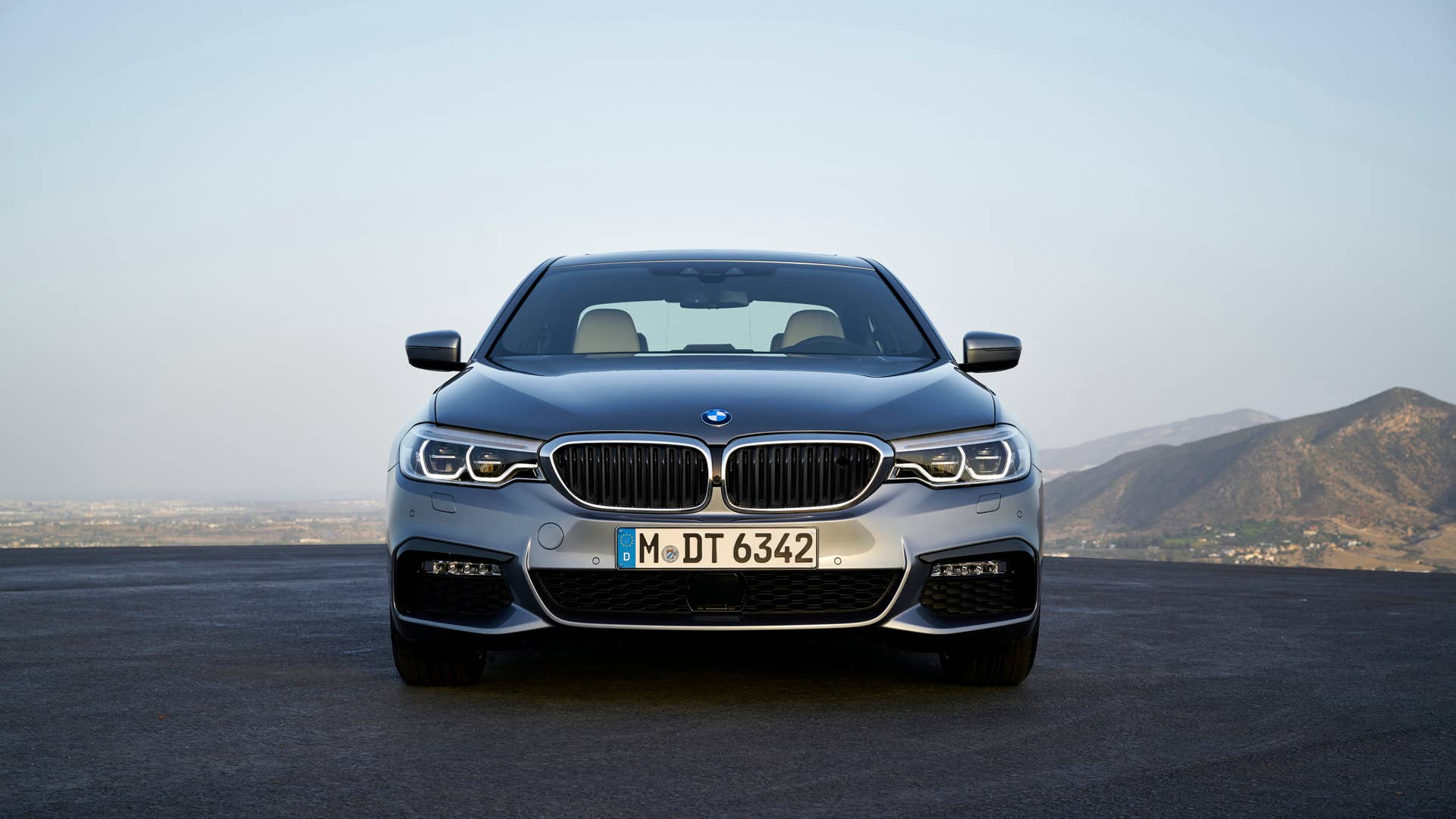 2017 BMW 5 Series front