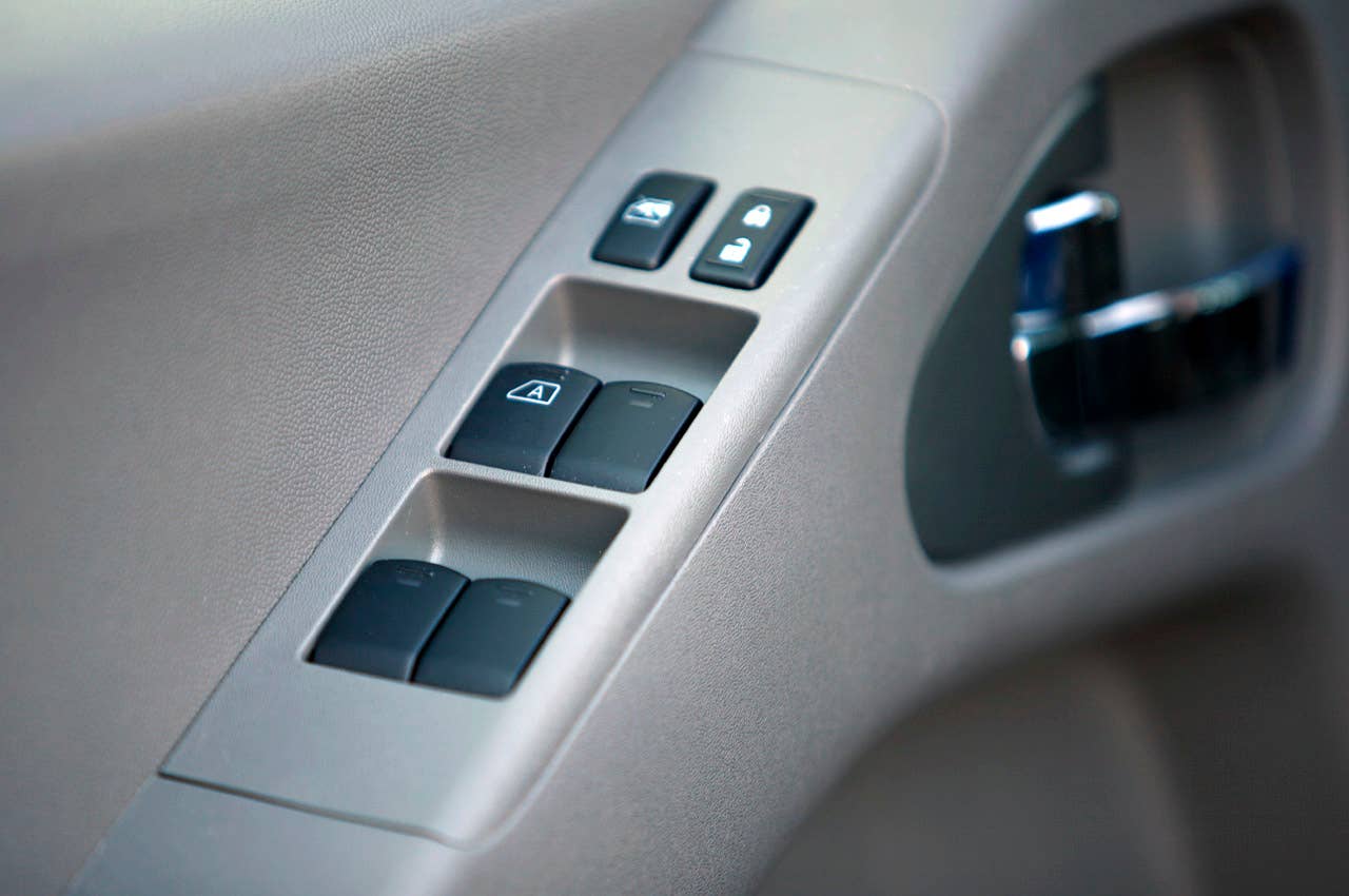 2012 Nissan Frontier Crew Cab 4x4 door controls