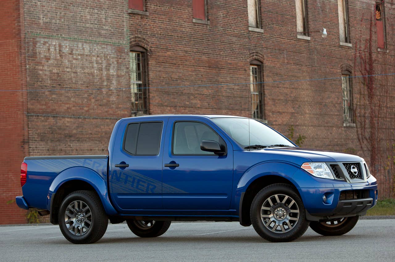 2012 Nissan Frontier Crew Cab 4x4 front 3/4 view
