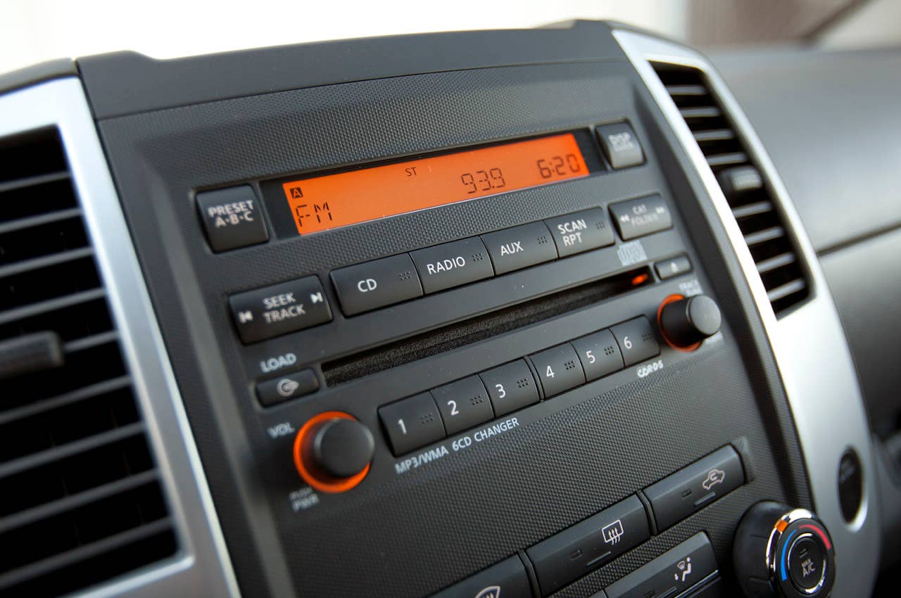 2012 Nissan Frontier Crew Cab 4x4 instrument panel