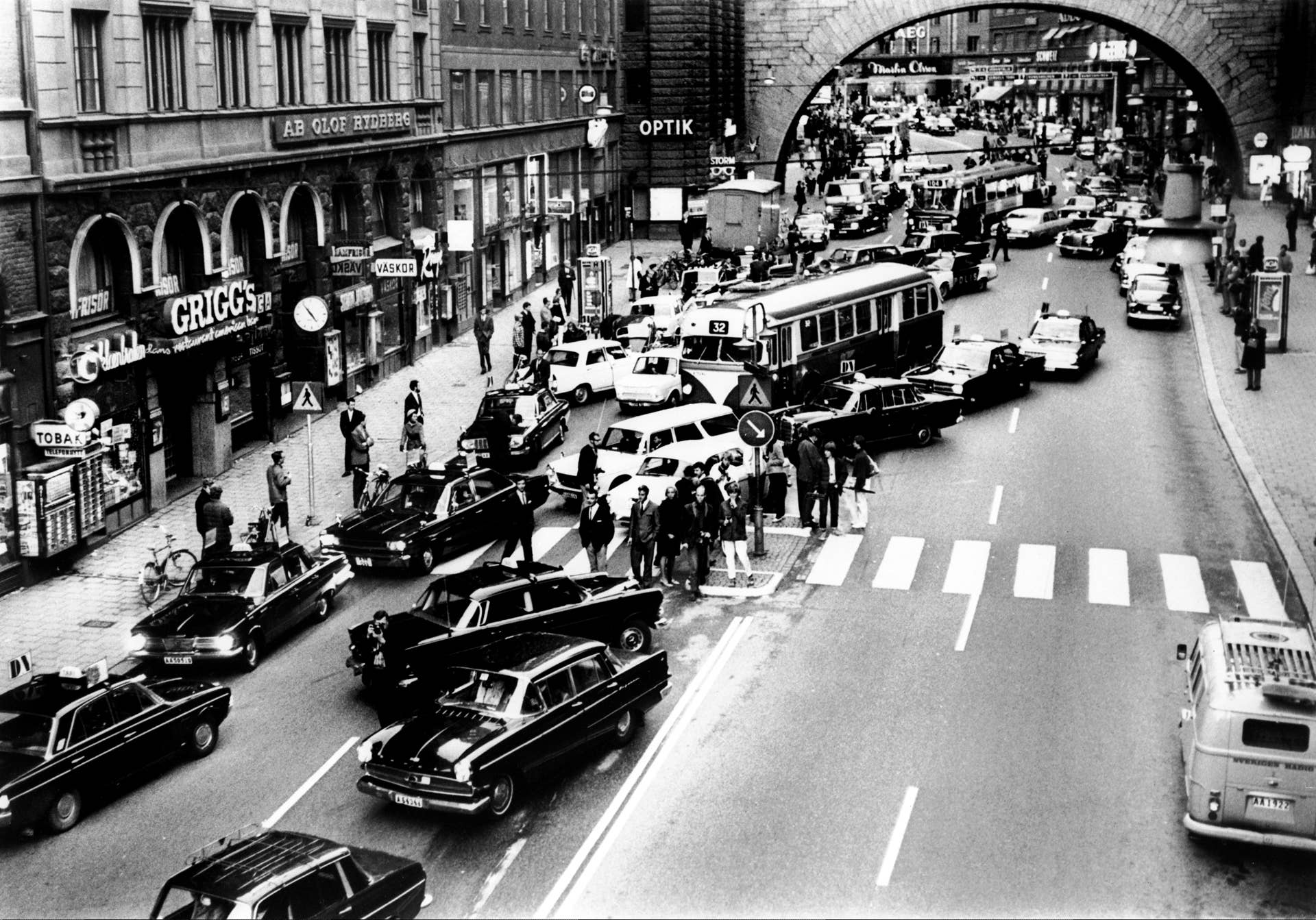 UNSPECIFIED - SEPTEMBER 05: First Day Of Right Traffic Stockholm Sweden On September 5Th 1967 (Photo by Keystone-France/Gamma-Keystone via Getty Images)