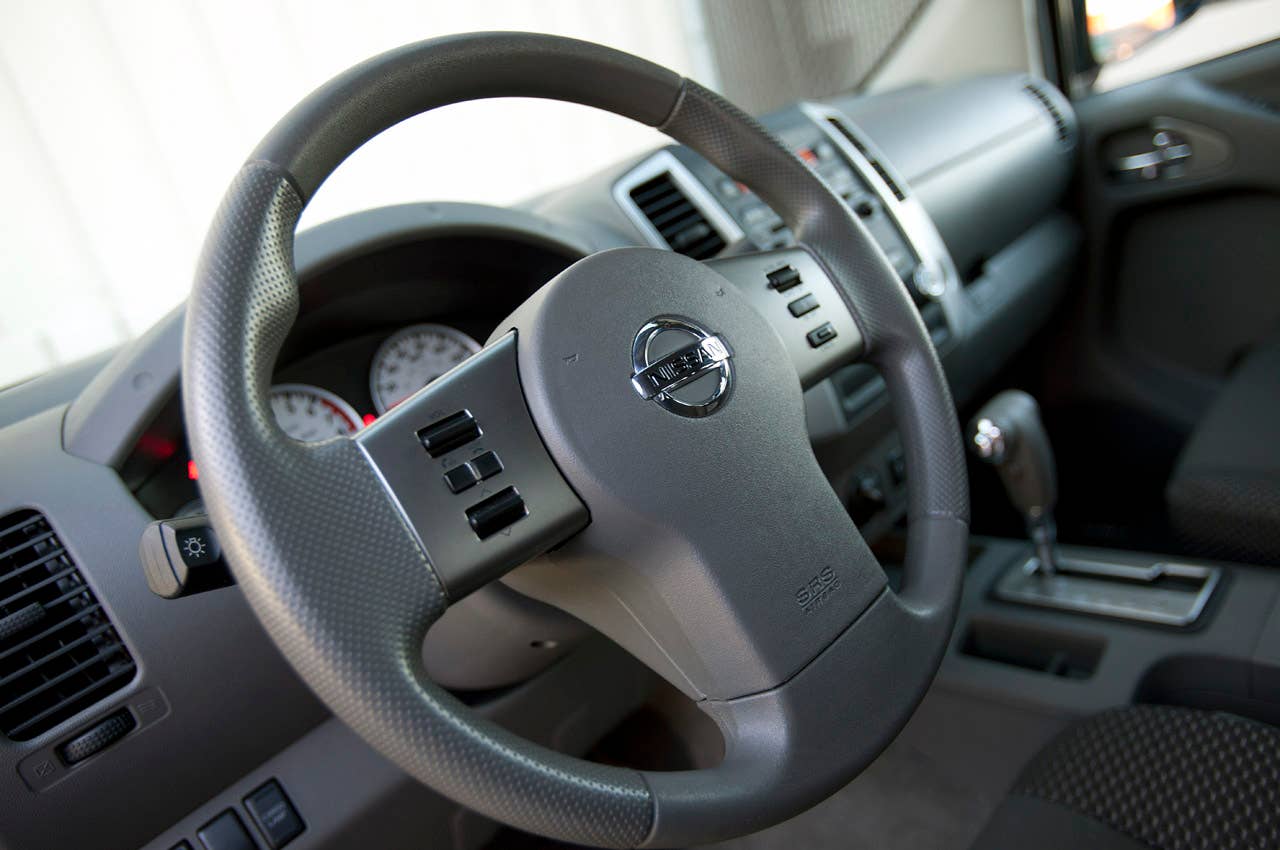 2012 Nissan Frontier Crew Cab 4x4 steering wheel