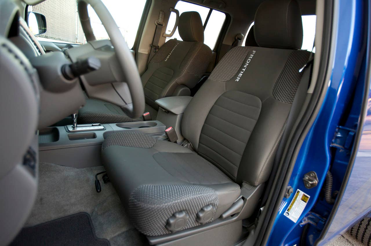 2012 Nissan Frontier Crew Cab 4x4 front seats