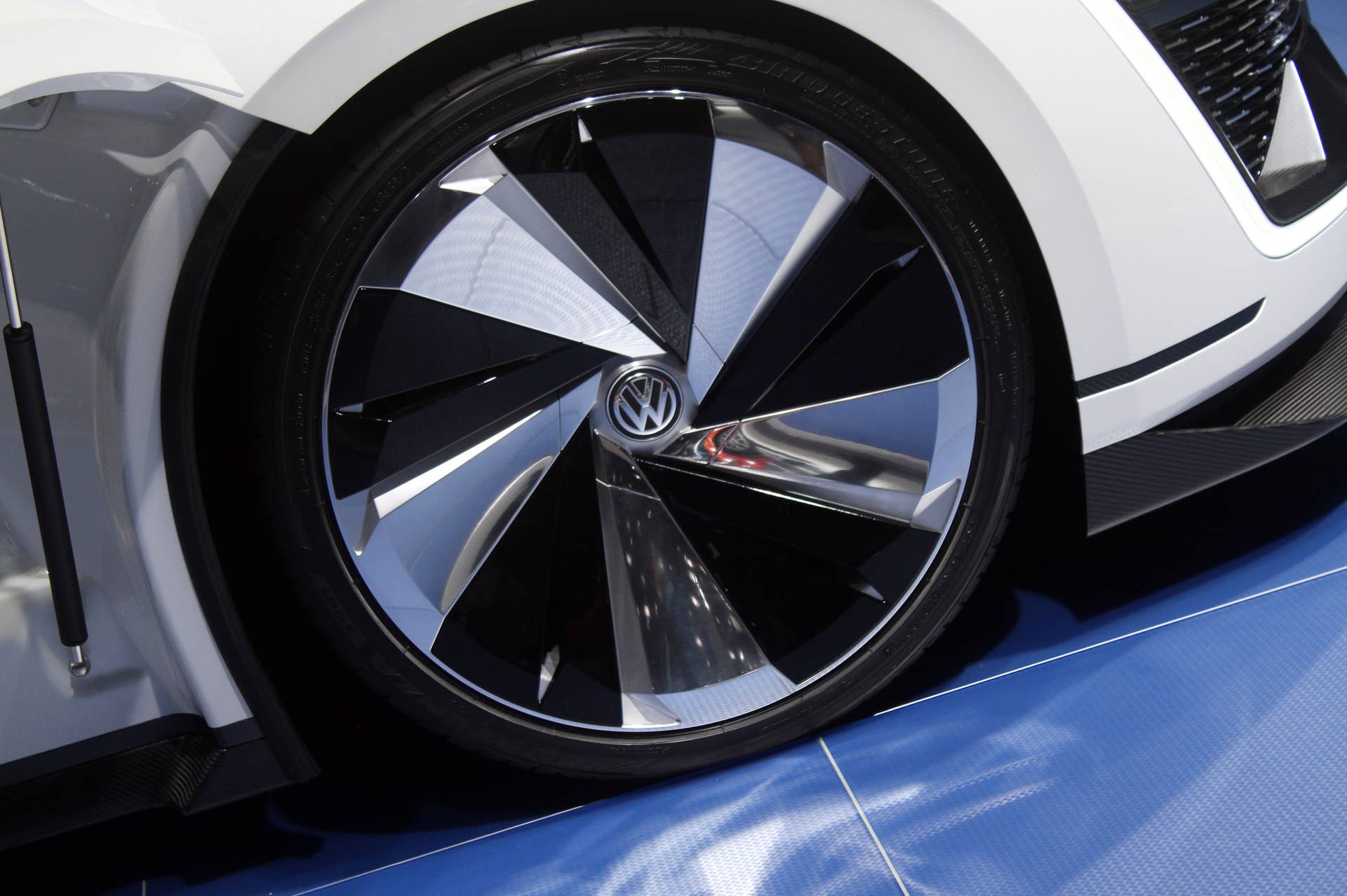 The Volkswagen Golf GTE Sport concept showed off at the 2015 Frankfurt Motor Show, wheel.