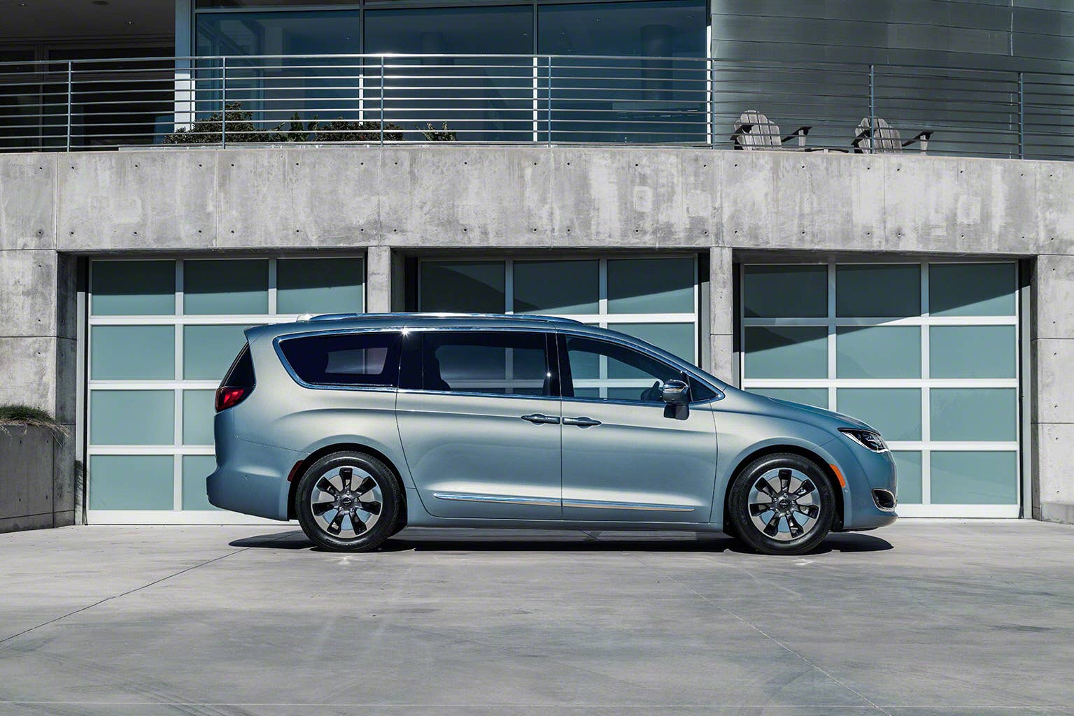 2017 Chrysler Pacifica Hybrid profile