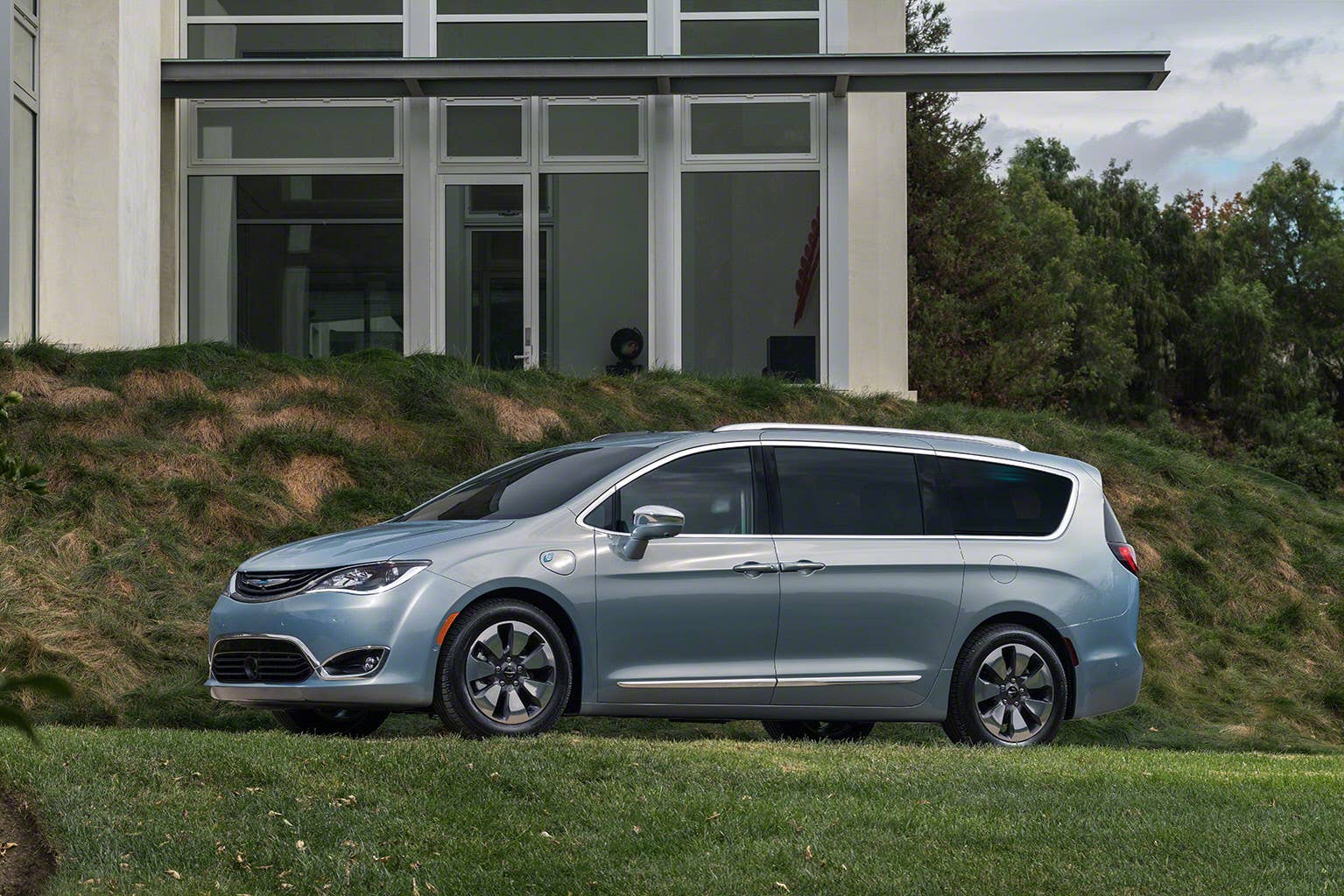 2017 Chrysler Pacifica Hybrid in motion