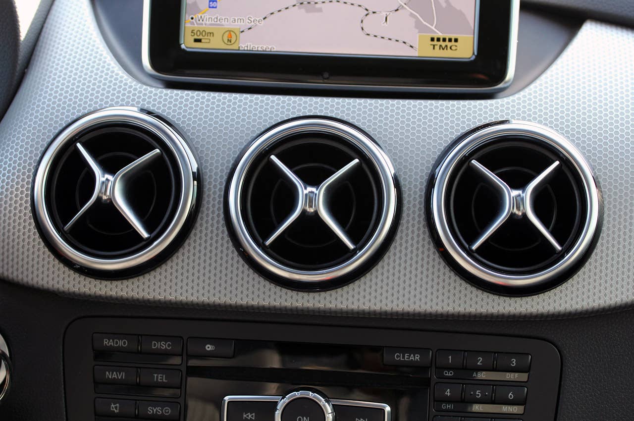 2012 Mercedes-Benz B-Class dash vents