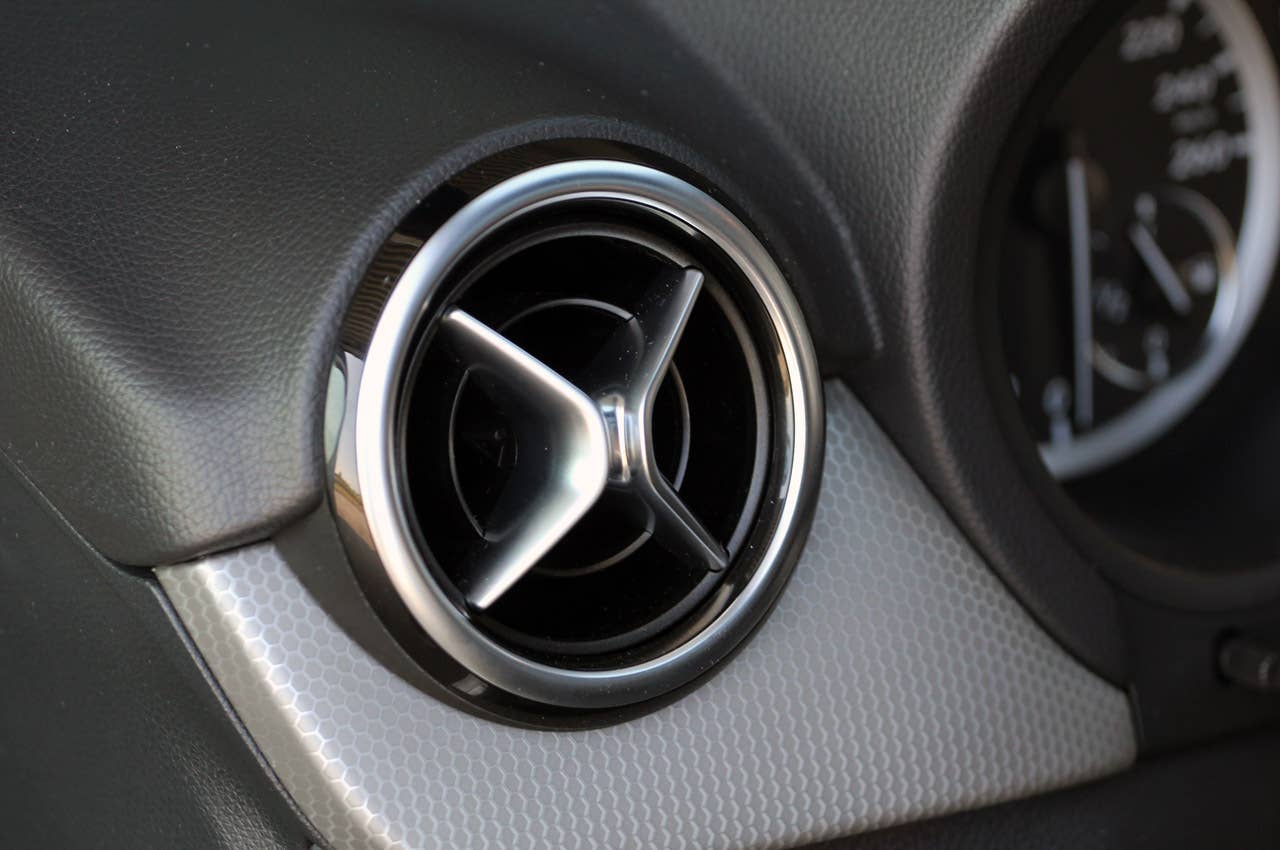 2012 Mercedes-Benz B-Class dash vent