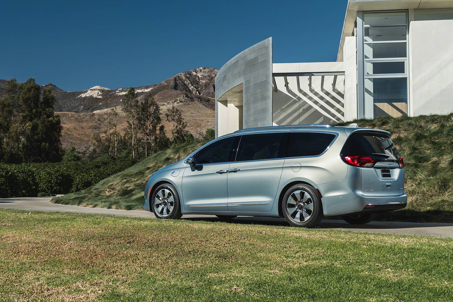 2017 Chrysler Pacifica Hybrid plug-in minivan