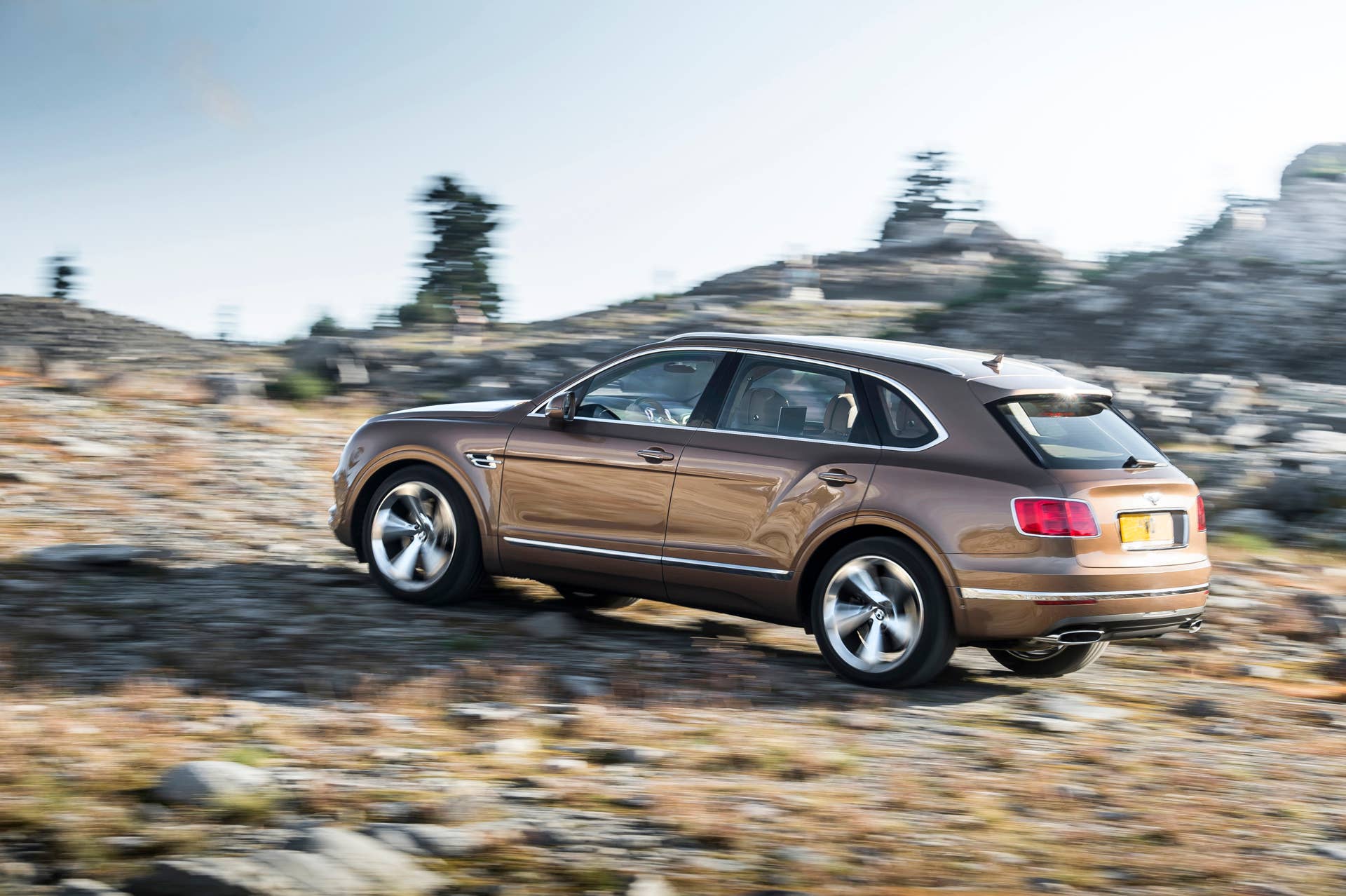 Bentley Bentayga off-road moving rear 3/4