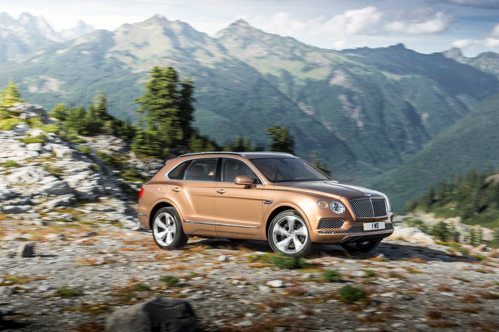 Bentley Bentayga off-road front 3/4