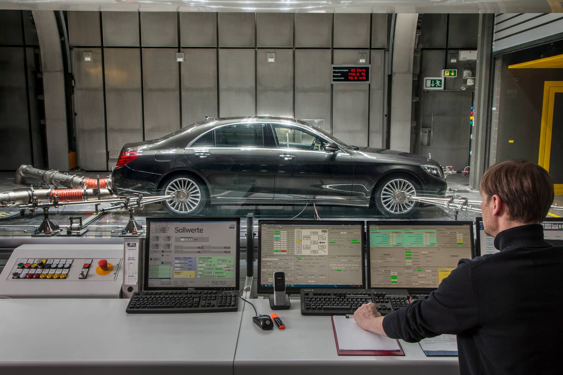 S-Klasse mit CO2-Klimaanlage im Windkanal in Sindelfingen, Deutschland S-Class with the CO2-based air conditioning system in the aeroacoustic wind tunnel in Sindelfingen, Germany