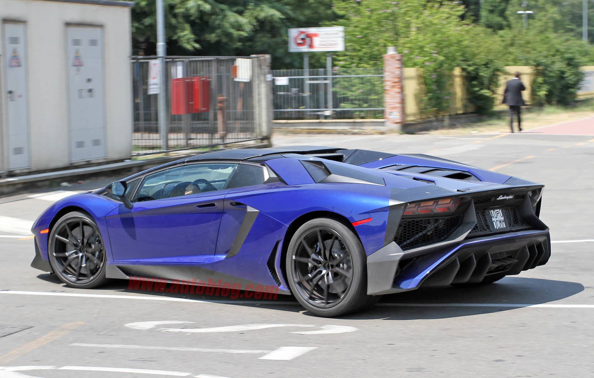 Lamborghini Aventador LP 750-4 Superveloce Roadster rear side 3/4