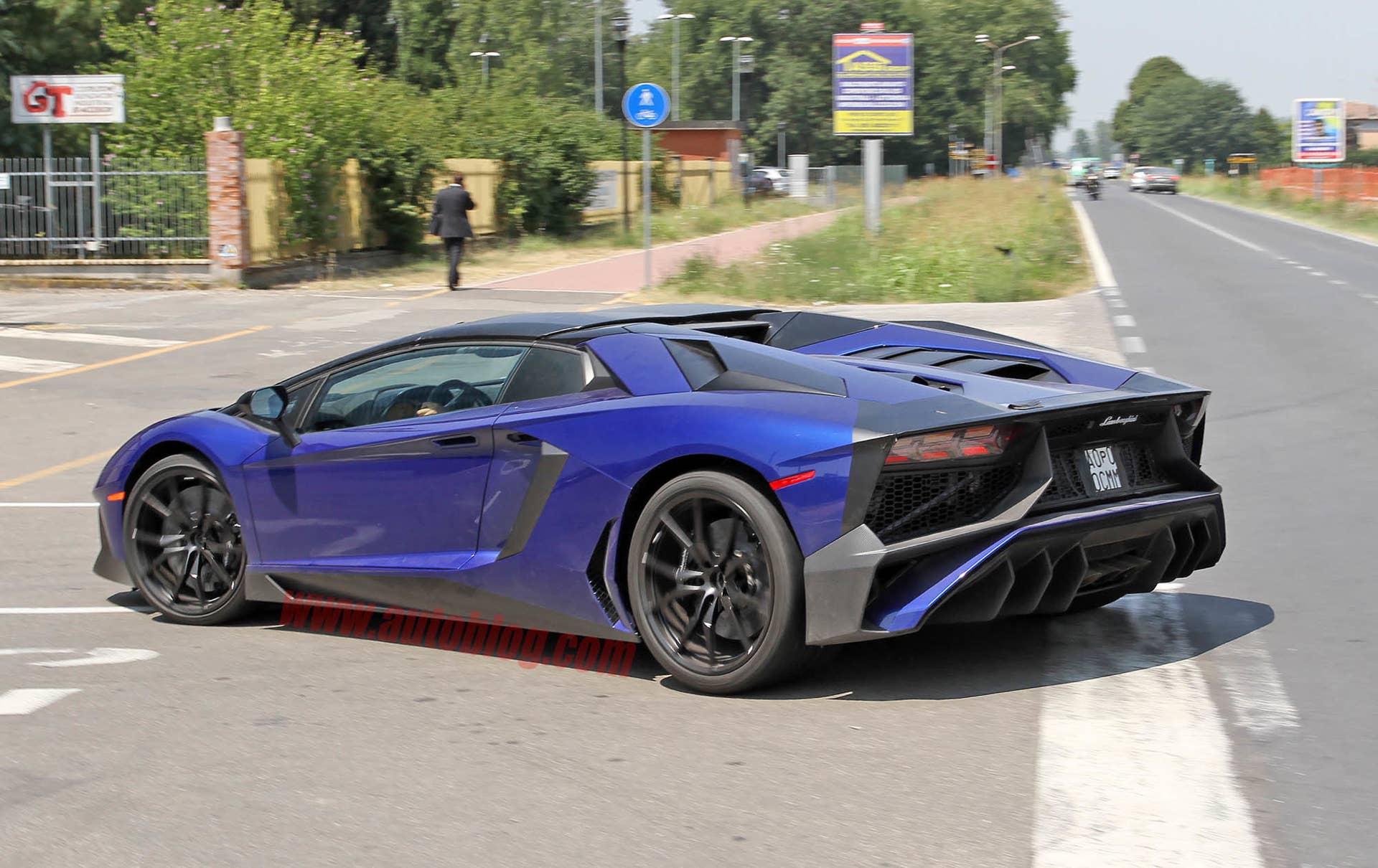 Lamborghini Aventador SV Roadster rear side 3/4