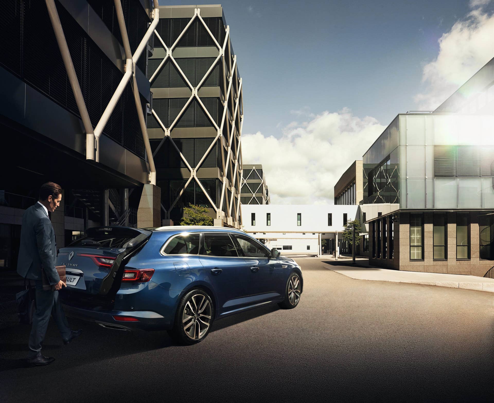 Renault Talisman Estate location rear 3/4
